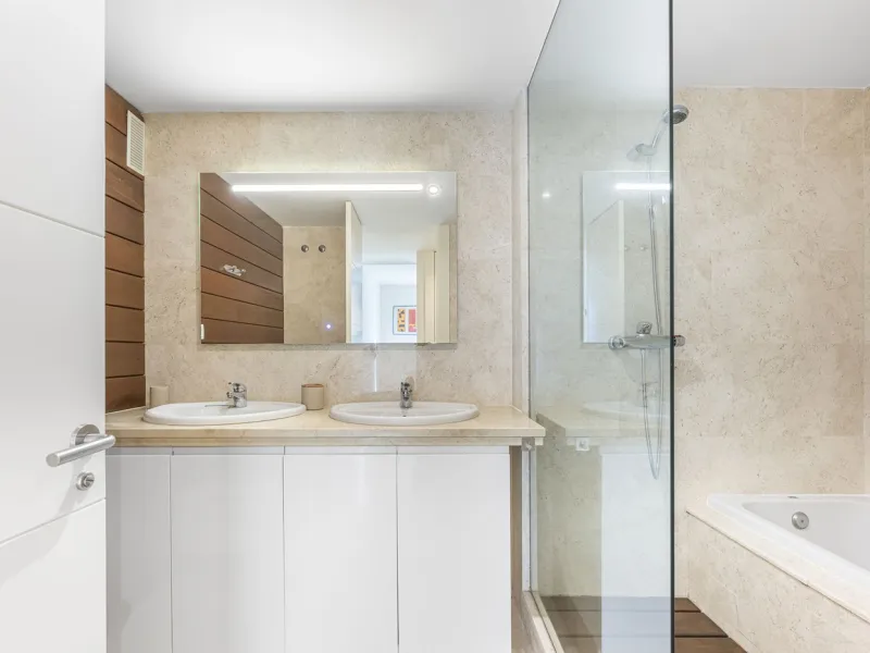This 3-bedroom, 3-bathroom apartment boasts a stunning 30m² terrace with panoramic sea views. The apartment is very well-maintained, fully furnished, and features underfloor heating, which is very useful during the winter months.