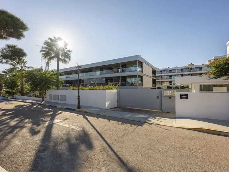 This 3-bedroom, 3-bathroom apartment boasts a stunning 30m² terrace with panoramic sea views. The apartment is very well-maintained, fully furnished, and features underfloor heating, which is very useful during the winter months.