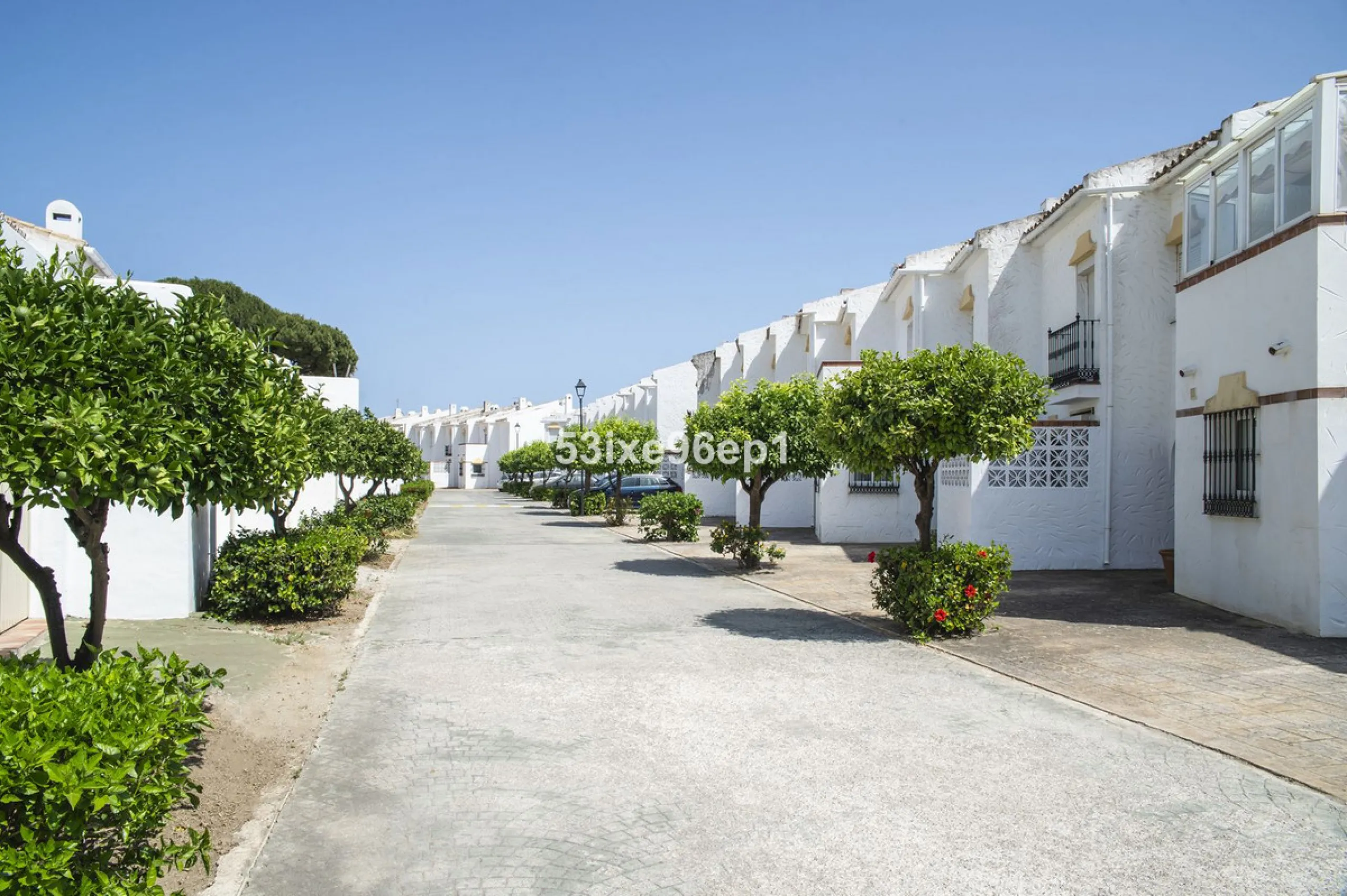 Reizendes Strandhaus zu verkaufen nur 50 Meter vom Meer entfernt in der ruhigen und gut angebundenen Gegend Arroyo Vaquero, Estepona. Diese Immobilie im mediterranen Stil bietet eine ausgezeichnete Gelegenheit für alle, die ein Küstenhaus mit Priva