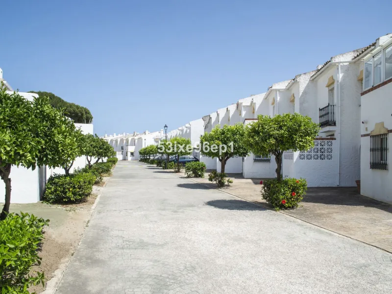 Reizendes Strandhaus zu verkaufen nur 50 Meter vom Meer entfernt in der ruhigen und gut angebundenen Gegend Arroyo Vaquero, Estepona. Diese Immobilie im mediterranen Stil bietet eine ausgezeichnete Gelegenheit für alle, die ein Küstenhaus mit Priva