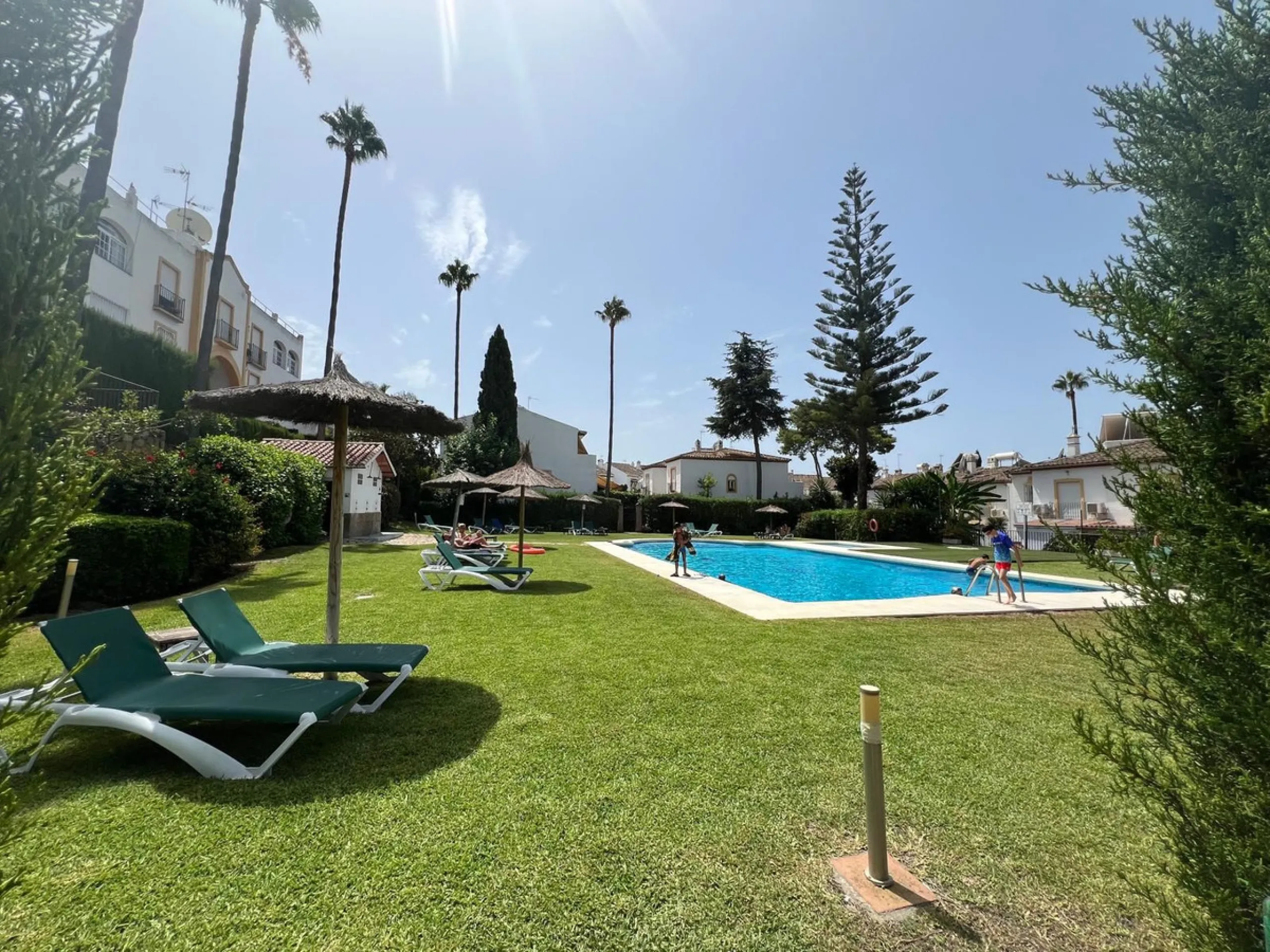 House - Townhouse в продаже в Estepona, Málaga. В доме 3 спален и 2 ванных комнат. Площадь дома 134 м²