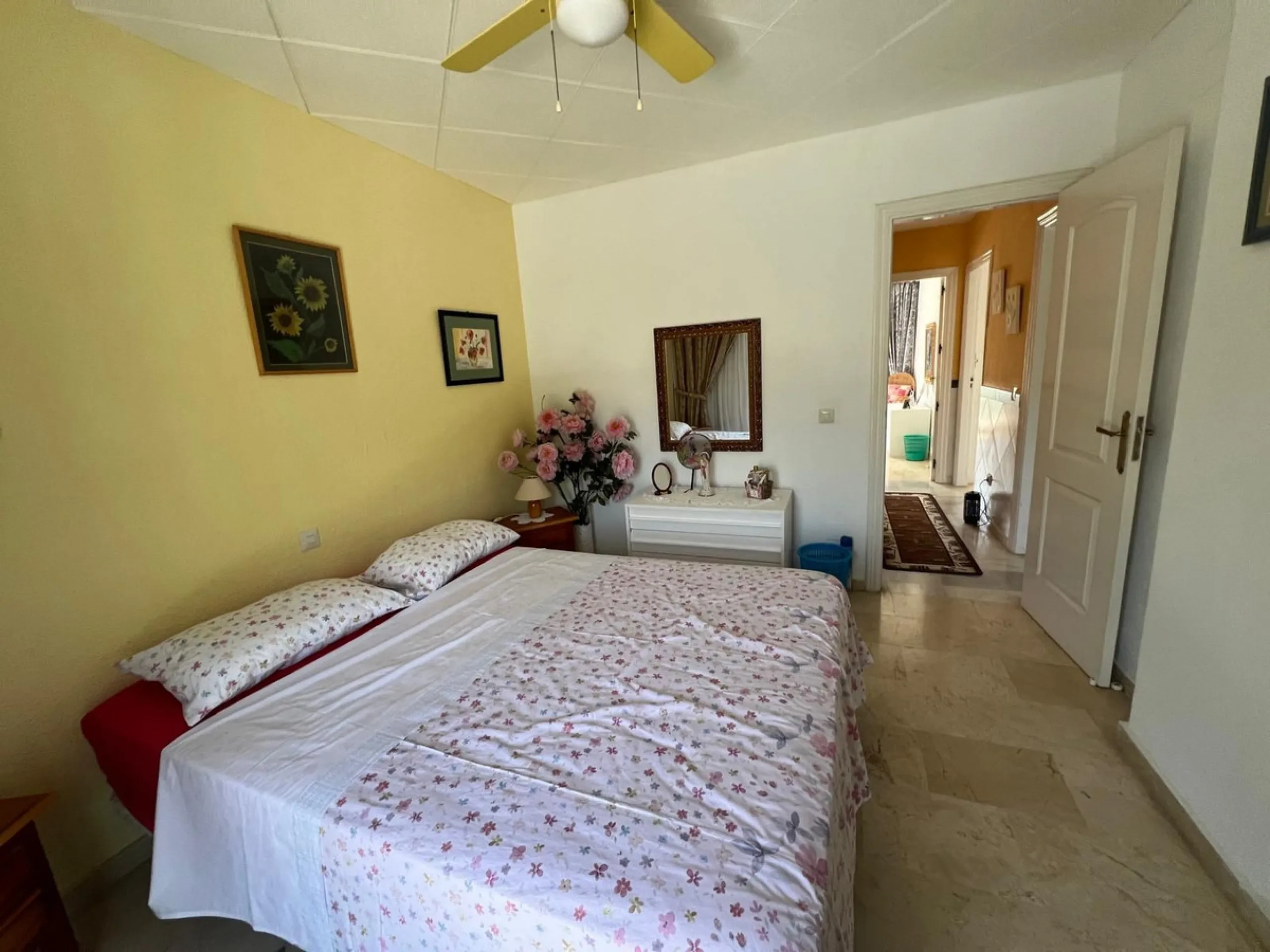 House - Townhouse в продаже в Estepona, Málaga. В доме 3 спален и 2 ванных комнат. Площадь дома 134 м²