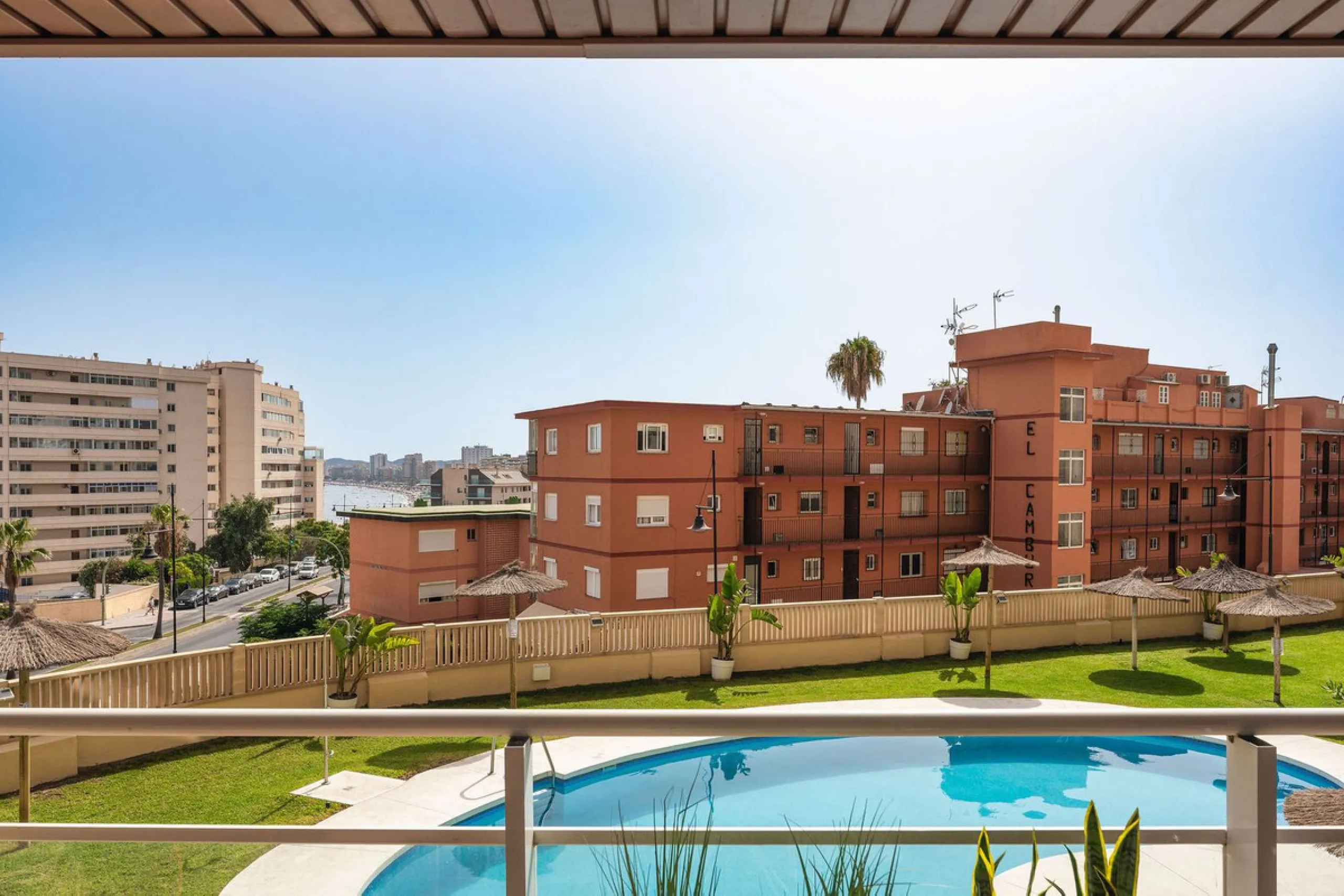 Welcome to this apartment in Torreblanca - situated just 200 meters from the beach!