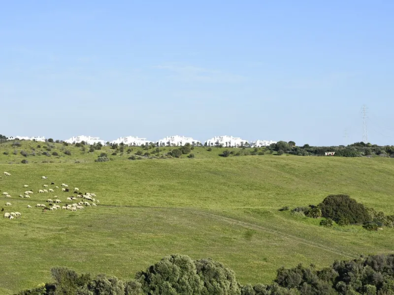Unique opportunity on the Costa del Sol! Plot with panoramic sea views in Bahía de Casares and the exclusive Finca Cortesín – Hotel Golf Resort. On the right side of the M300 road, Finca Cortesin Casares.