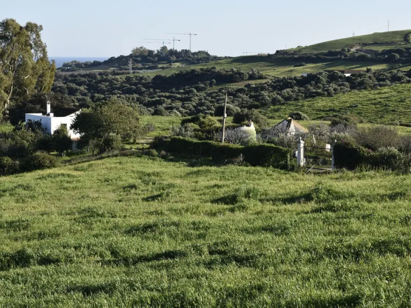 Unique opportunity on the Costa del Sol! Plot with panoramic sea views in Bahía de Casares and the exclusive Finca Cortesín – Hotel Golf Resort. On the right side of the M300 road, Finca Cortesin Casares.