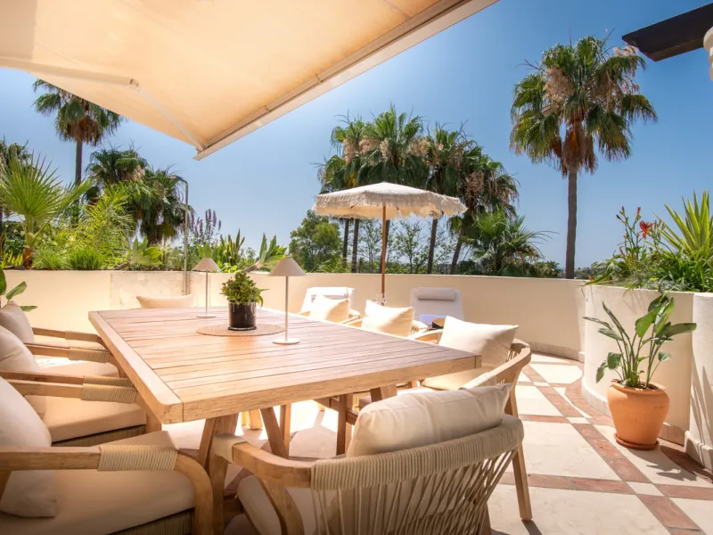 This exceptional 3-bedroom, 2.5-bathroom duplex penthouse is located in the prestigious gated community of Las Alamandas, at the heart of Nueva Andalucía's Golf Valley. Boasting spectacular views over the lush fairways, this beautifully furnished property
