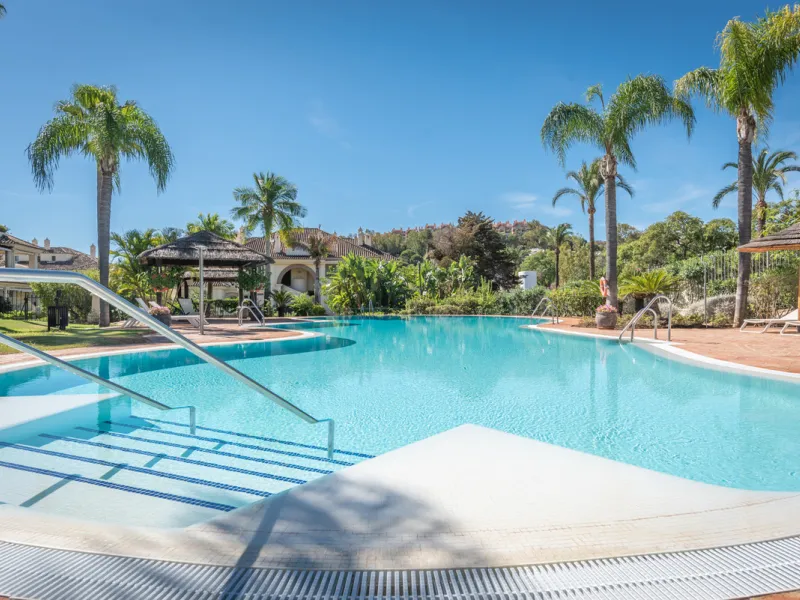 Apartment - Penthouse Duplex в продаже в Marbella, Málaga. В доме 3 спален и 4 ванных комнат. Площадь дома 155 м²