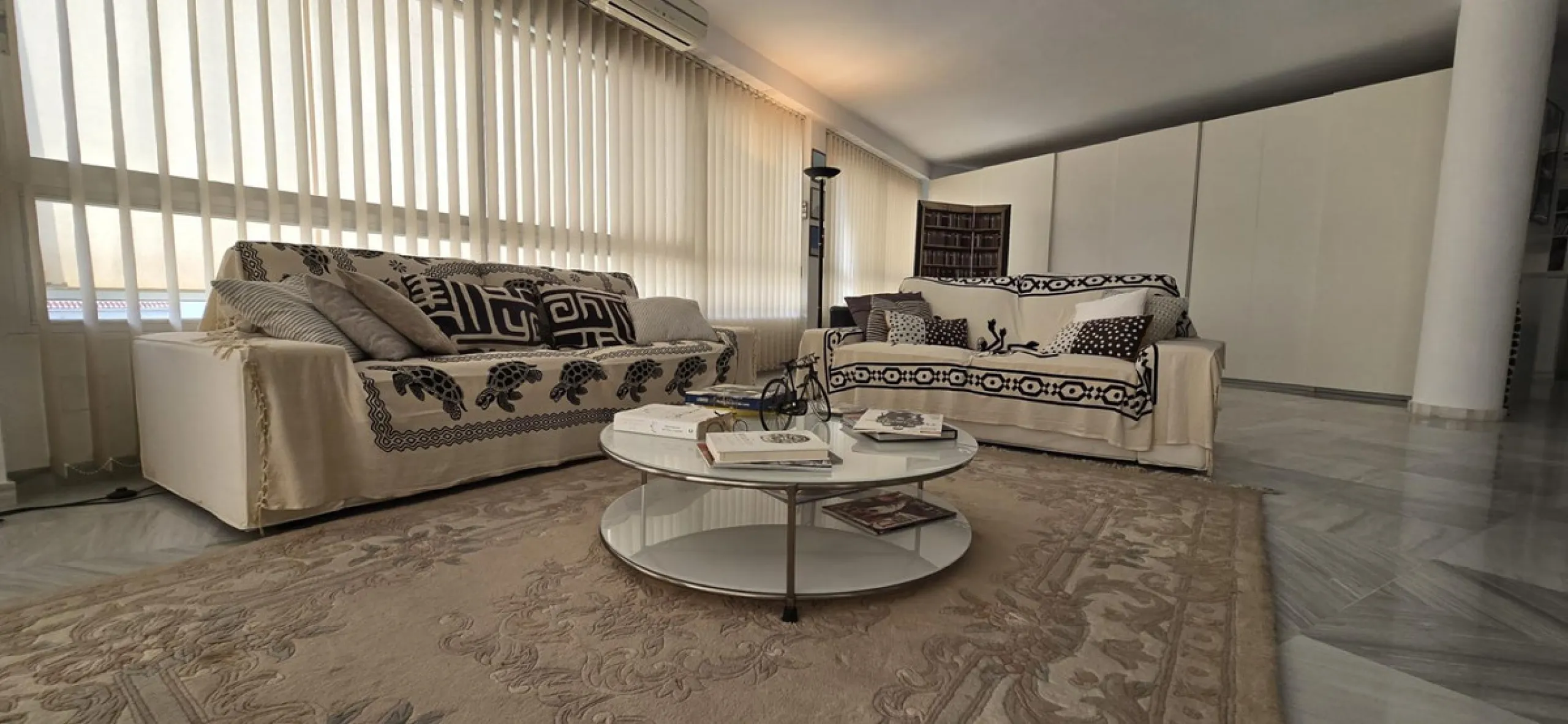 Apartment - Middle Floor Apartment в продаже в Marbella, Málaga. В доме 2 спален и 1 ванных комнат. Площадь дома 203 м²