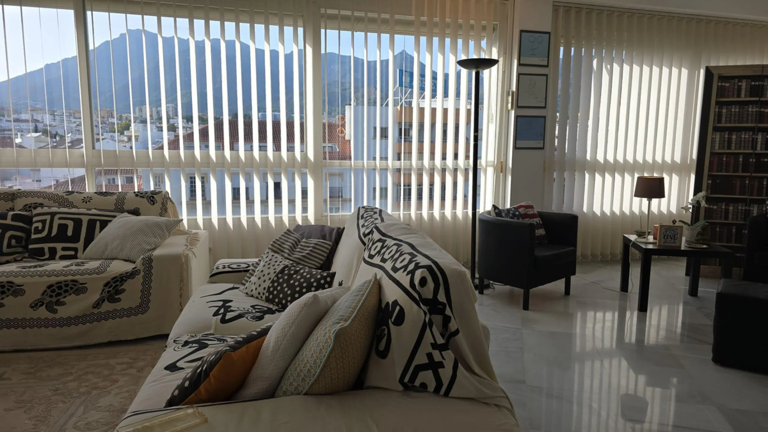 Apartment - Middle Floor Apartment в продаже в Marbella, Málaga. В доме 2 спален и 1 ванных комнат. Площадь дома 203 м²