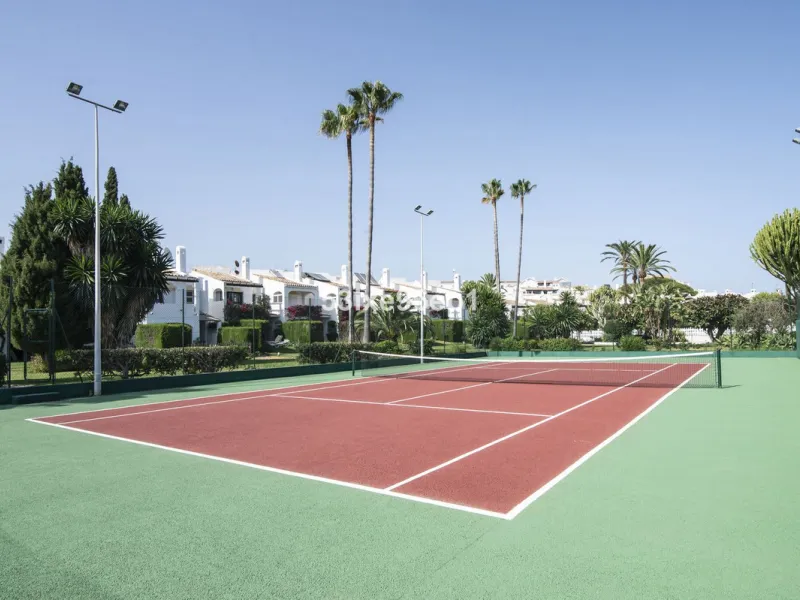 Reizendes Strandhaus zu verkaufen nur 50 Meter vom Meer entfernt in der ruhigen und gut angebundenen Gegend Arroyo Vaquero, Estepona. Diese Immobilie im mediterranen Stil bietet eine ausgezeichnete Gelegenheit für alle, die ein Küstenhaus mit Priva