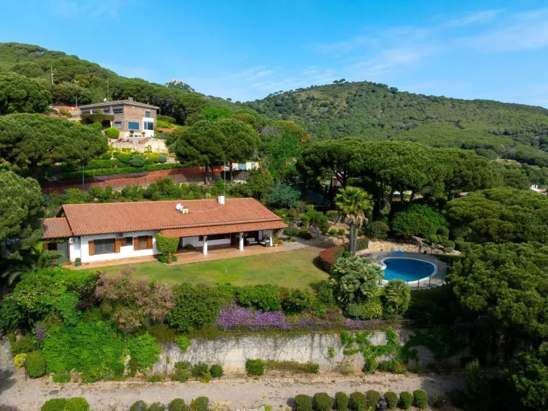 Exclusiva villa renovada con vistas al mar en Cabrera de Mar