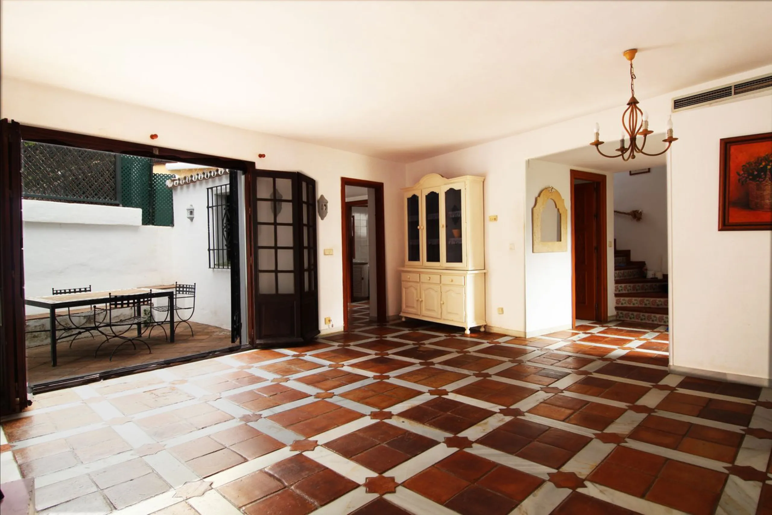 House - Townhouse в продаже в Marbella, Málaga. В доме 3 спален и 3 ванных комнат. Площадь дома 100 м²