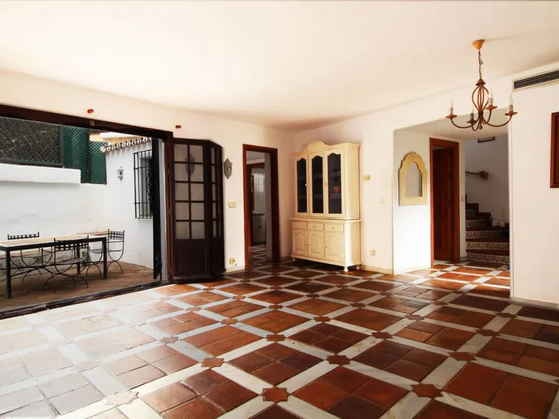 House - Townhouse в продаже в Marbella, Málaga. В доме 3 спален и 3 ванных комнат. Площадь дома 100 м²
