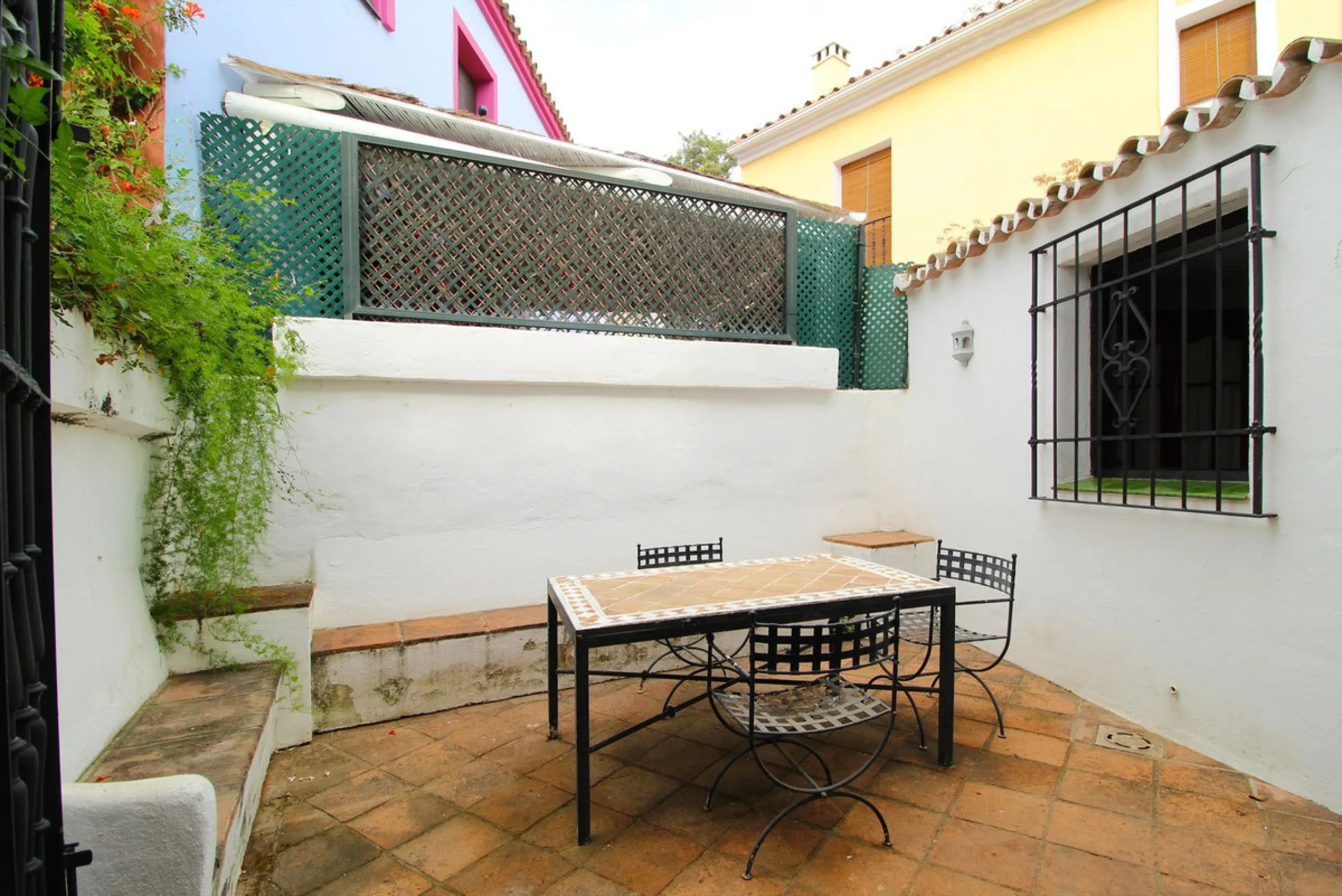 House - Townhouse в продаже в Marbella, Málaga. В доме 3 спален и 3 ванных комнат. Площадь дома 100 м²