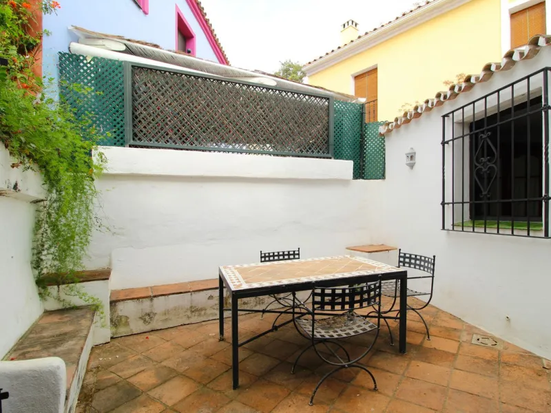 House - Townhouse в продаже в Marbella, Málaga. В доме 3 спален и 3 ванных комнат. Площадь дома 100 м²