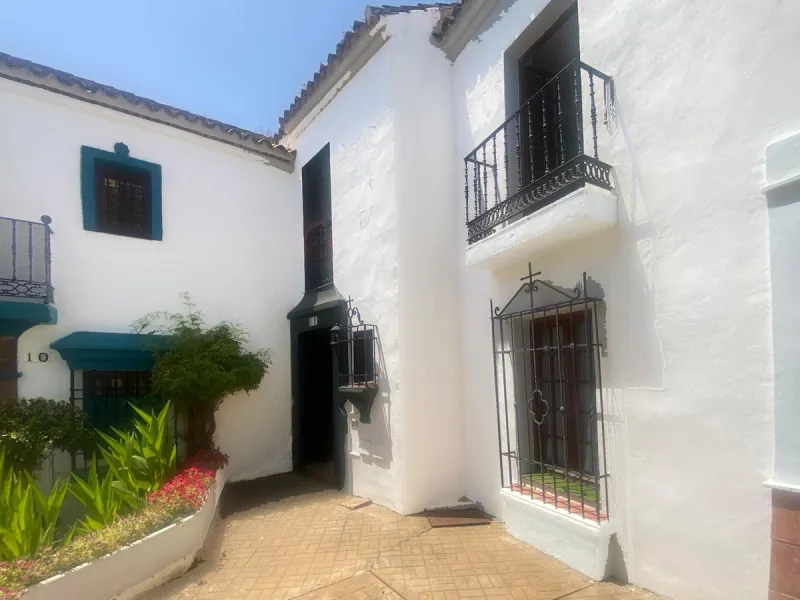 House - Townhouse в продаже в Marbella, Málaga. В доме 3 спален и 3 ванных комнат. Площадь дома 100 м²
