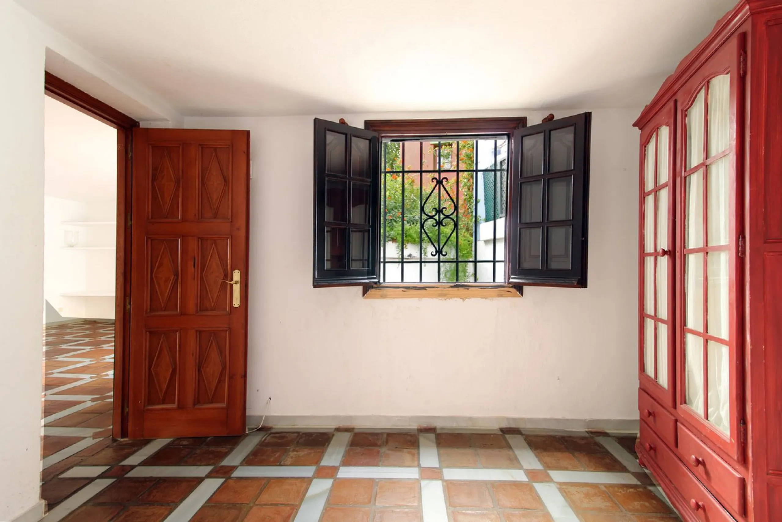 House - Townhouse в продаже в Marbella, Málaga. В доме 3 спален и 3 ванных комнат. Площадь дома 100 м²