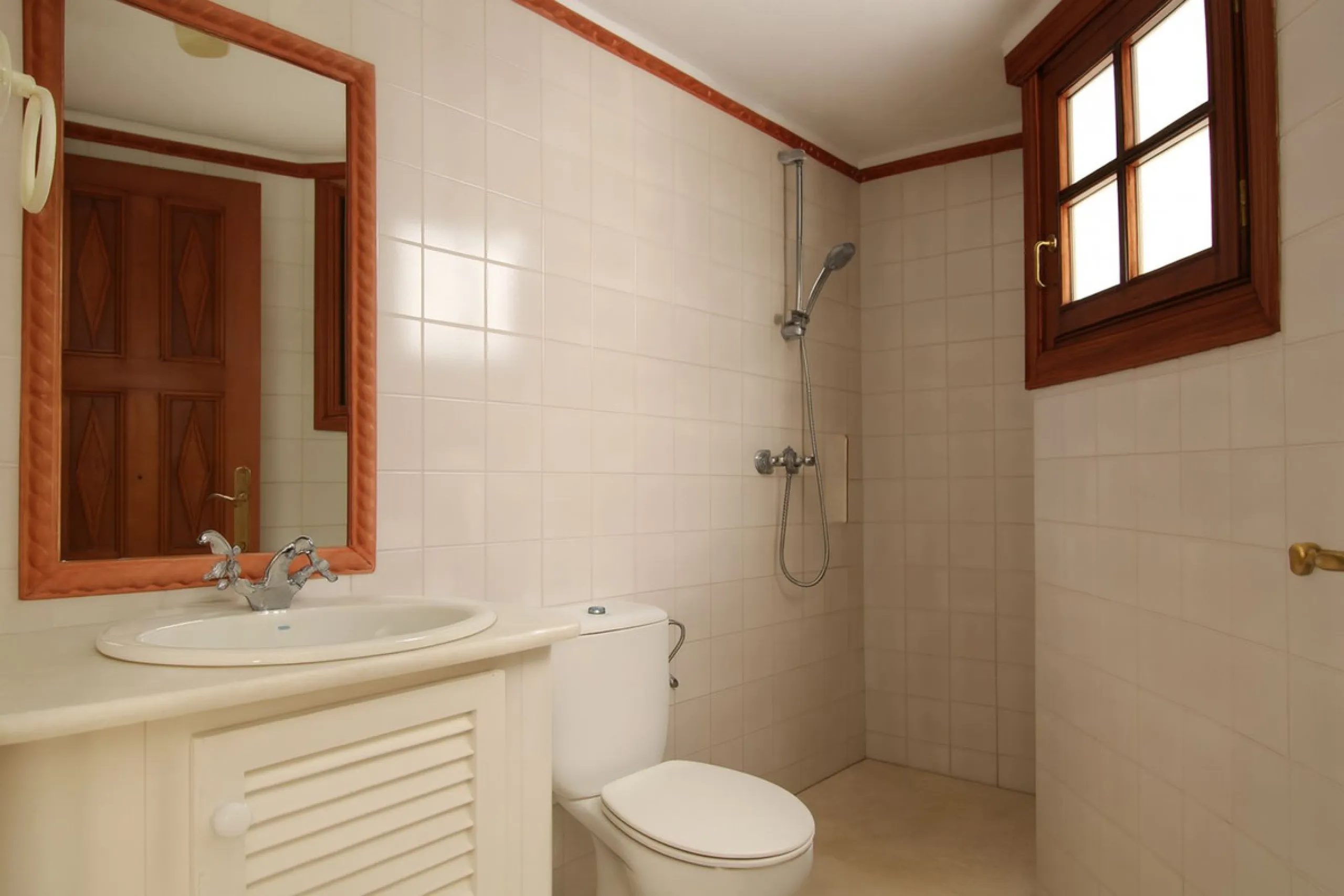 House - Townhouse в продаже в Marbella, Málaga. В доме 3 спален и 3 ванных комнат. Площадь дома 100 м²