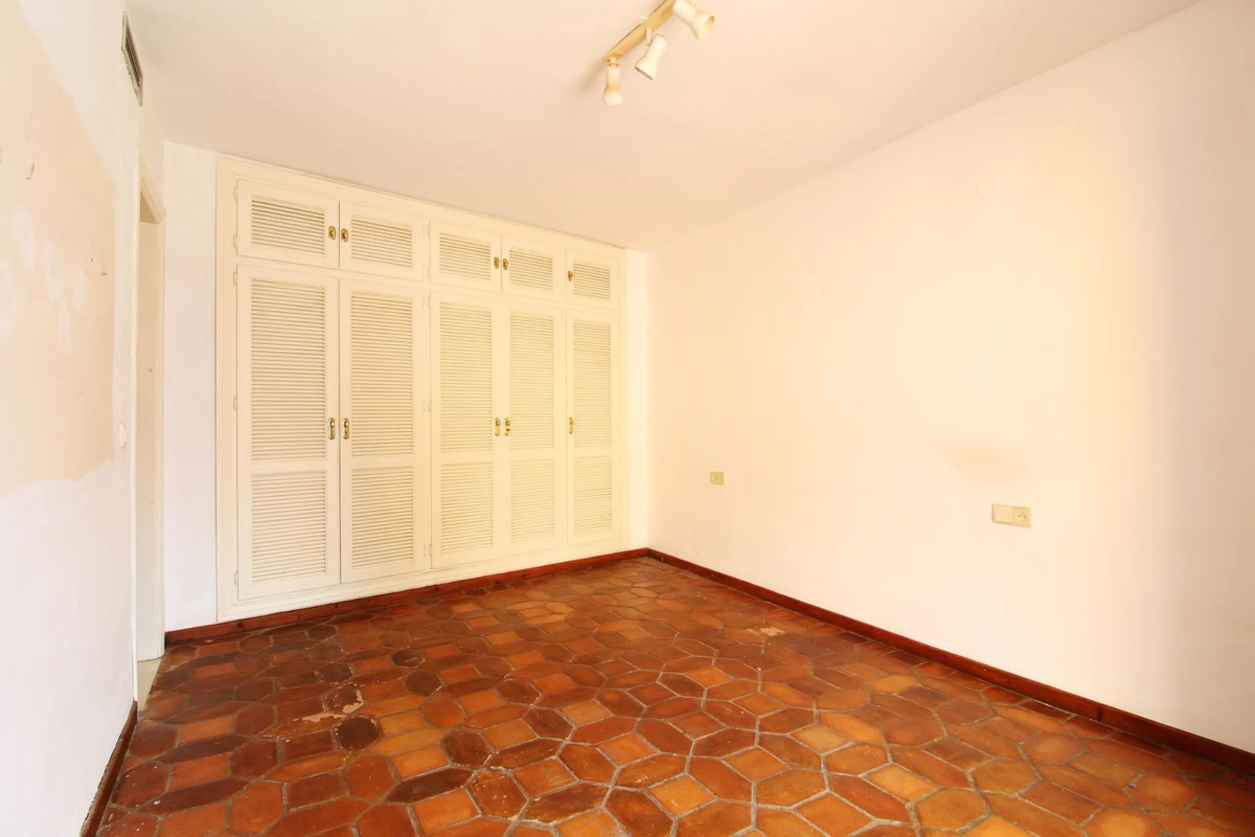 House - Townhouse в продаже в Marbella, Málaga. В доме 3 спален и 3 ванных комнат. Площадь дома 100 м²