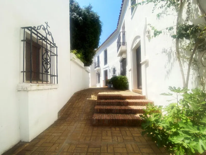 House - Townhouse в продаже в Marbella, Málaga. В доме 3 спален и 3 ванных комнат. Площадь дома 100 м²