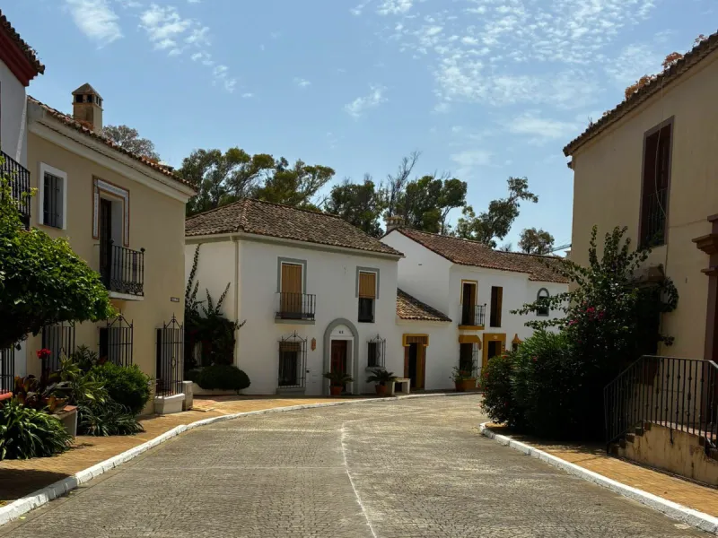 House - Townhouse в продаже в Marbella, Málaga. В доме 3 спален и 3 ванных комнат. Площадь дома 100 м²