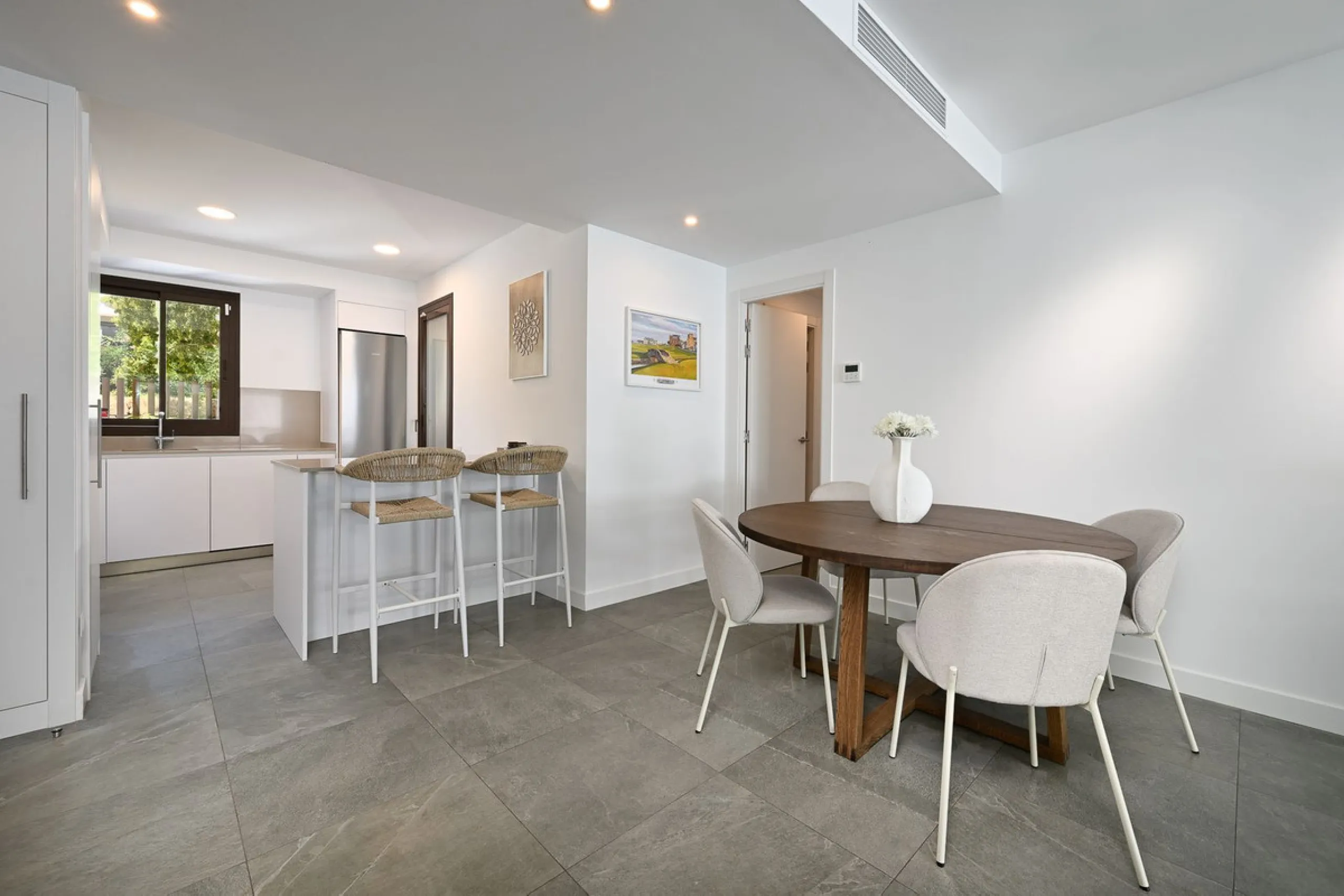 Apartment - Middle Floor Apartment в продаже в Estepona, Málaga. В доме 3 спален и 2 ванных комнат. Площадь дома 137 м²