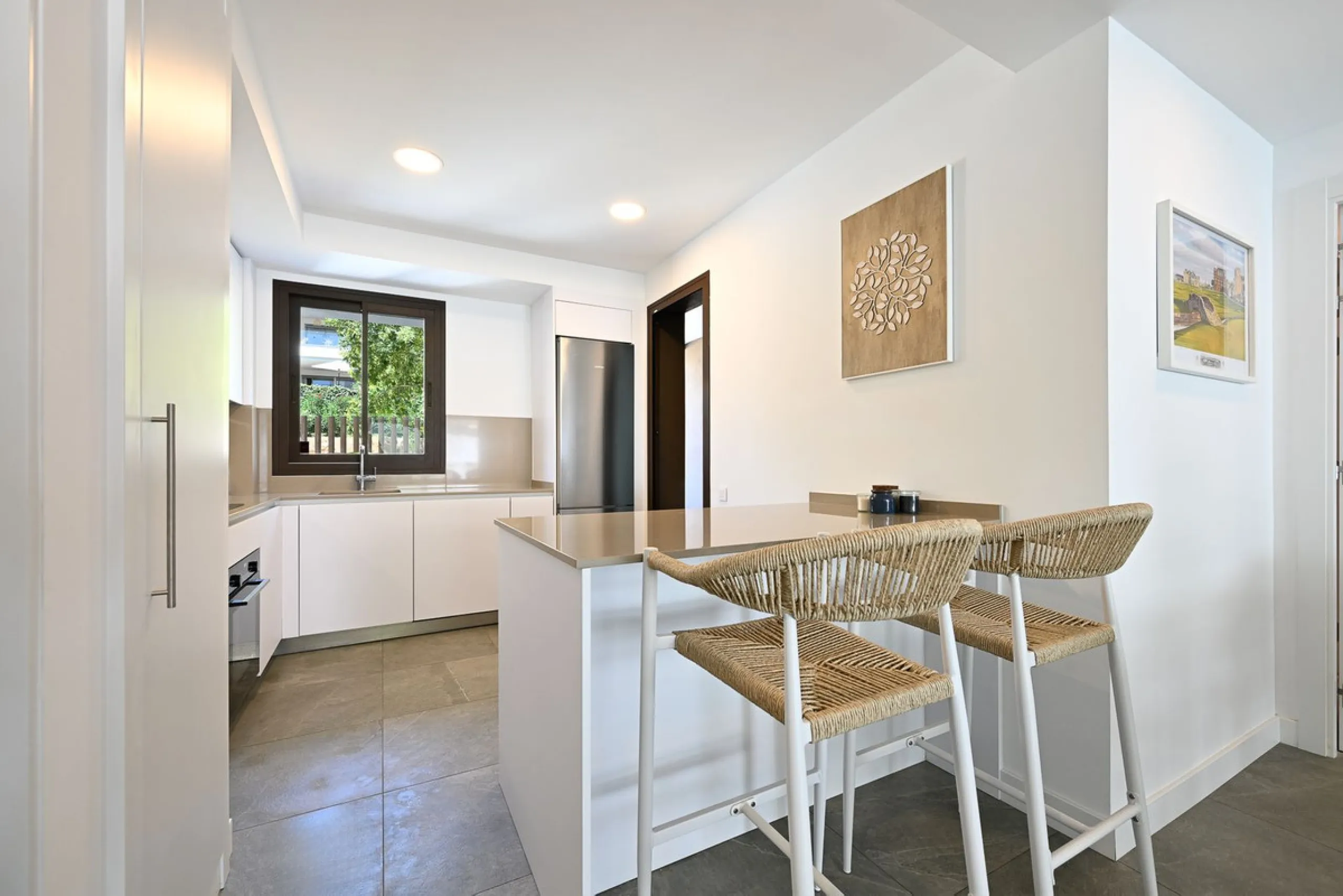 Apartment - Middle Floor Apartment в продаже в Estepona, Málaga. В доме 3 спален и 2 ванных комнат. Площадь дома 137 м²