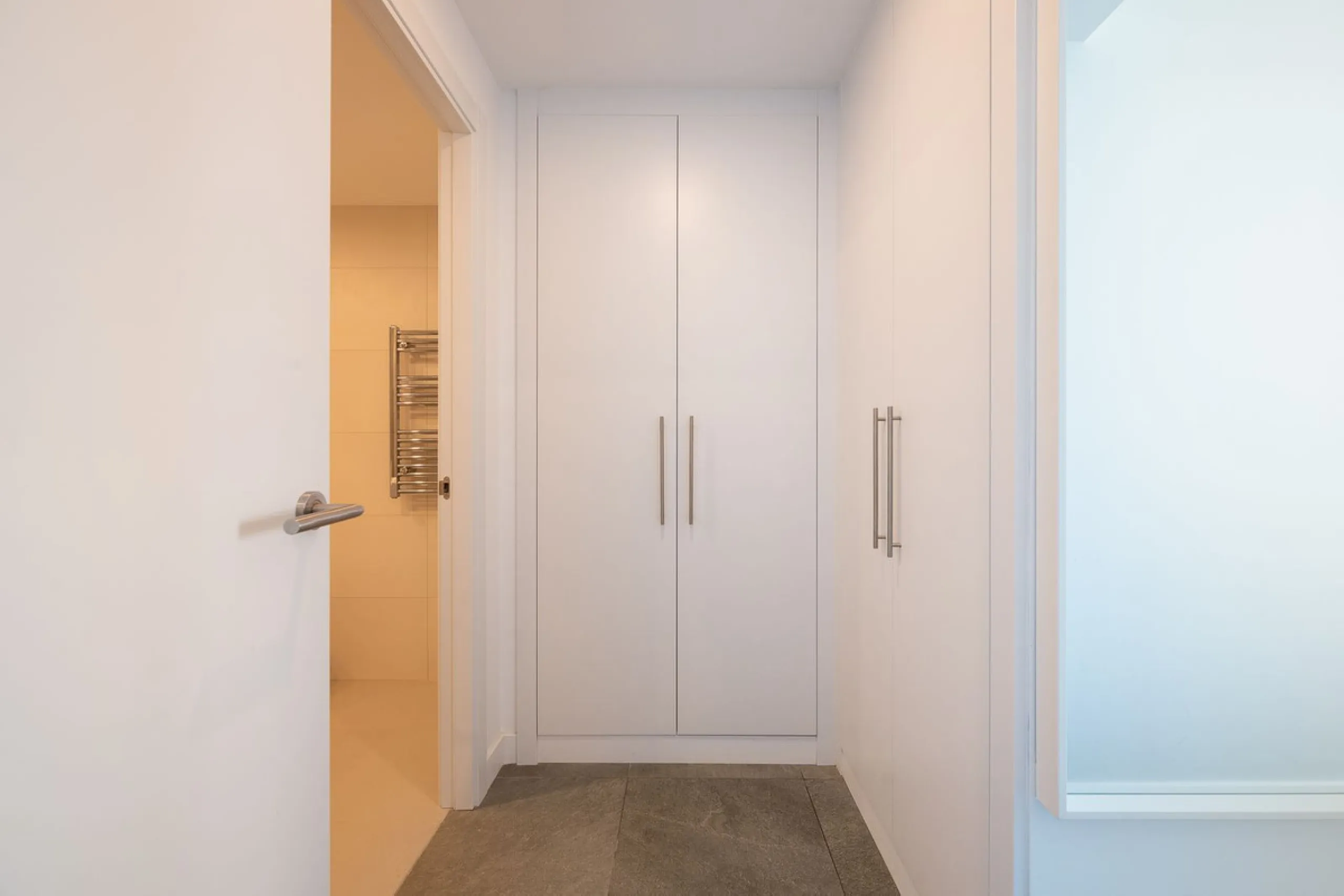 Apartment - Middle Floor Apartment в продаже в Estepona, Málaga. В доме 3 спален и 2 ванных комнат. Площадь дома 137 м²