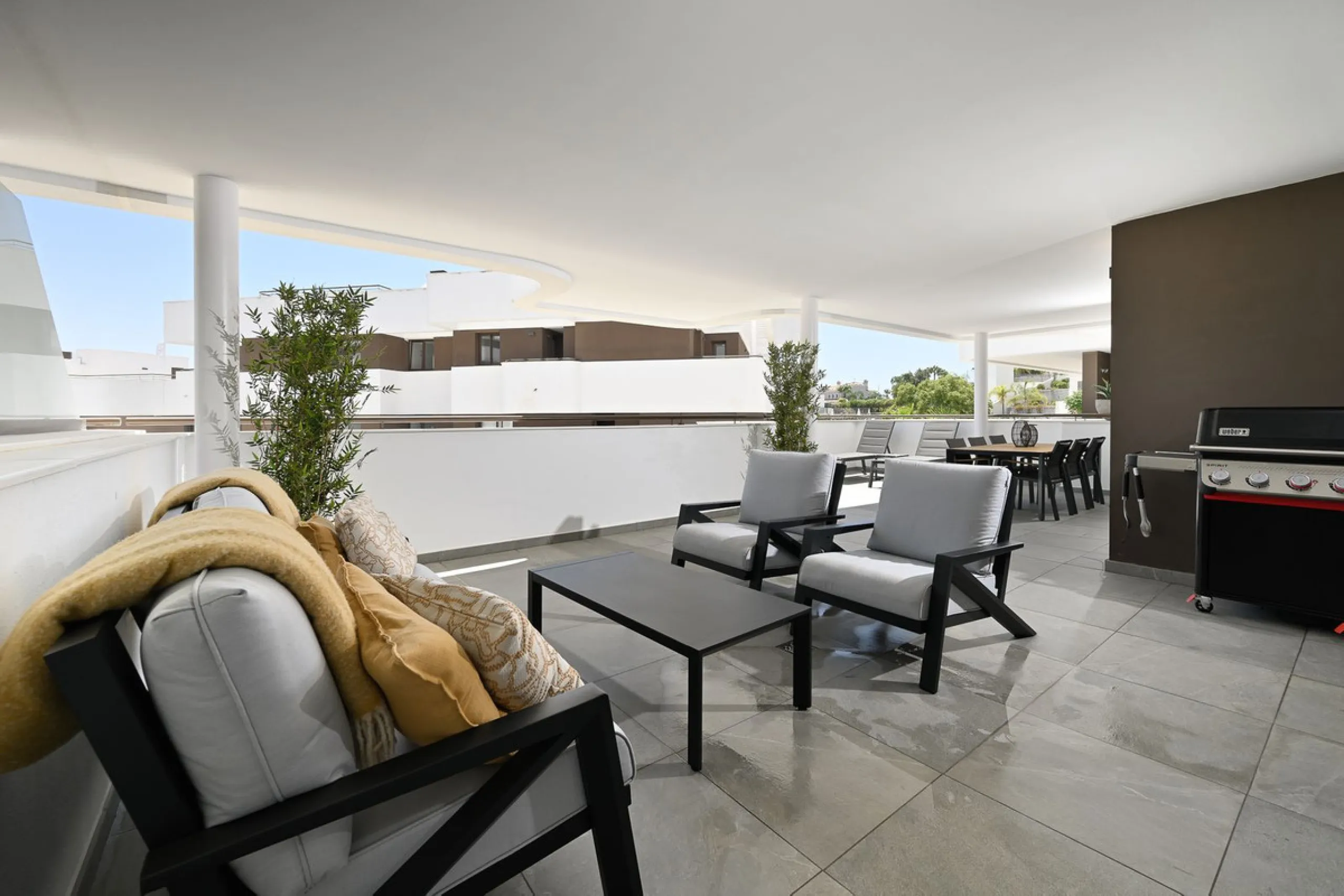 Apartment - Middle Floor Apartment в продаже в Estepona, Málaga. В доме 3 спален и 2 ванных комнат. Площадь дома 137 м²