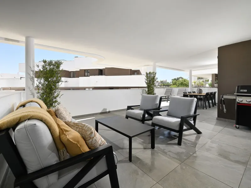 Apartment - Middle Floor Apartment в продаже в Estepona, Málaga. В доме 3 спален и 2 ванных комнат. Площадь дома 137 м²