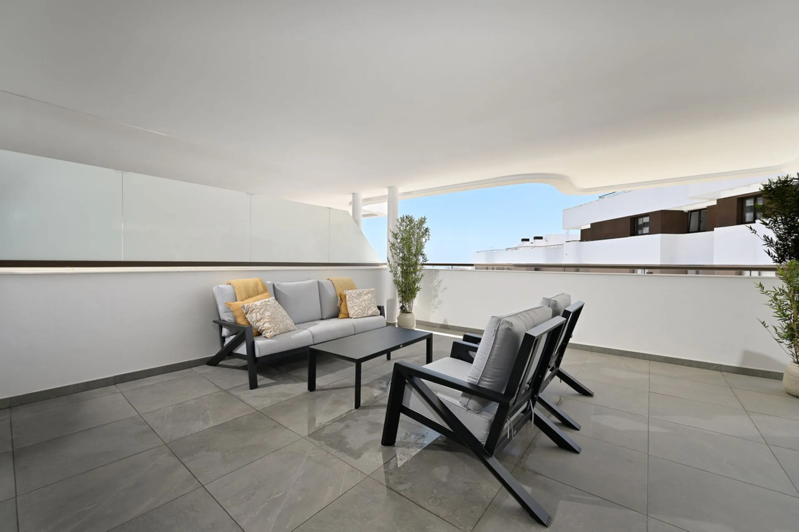Apartment - Middle Floor Apartment в продаже в Estepona, Málaga. В доме 3 спален и 2 ванных комнат. Площадь дома 137 м²
