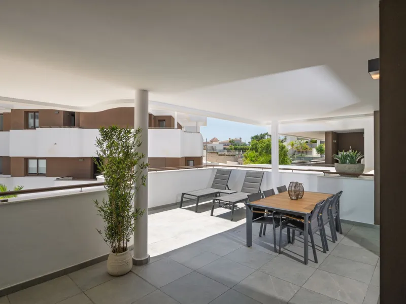 Apartment - Middle Floor Apartment в продаже в Estepona, Málaga. В доме 3 спален и 2 ванных комнат. Площадь дома 137 м²