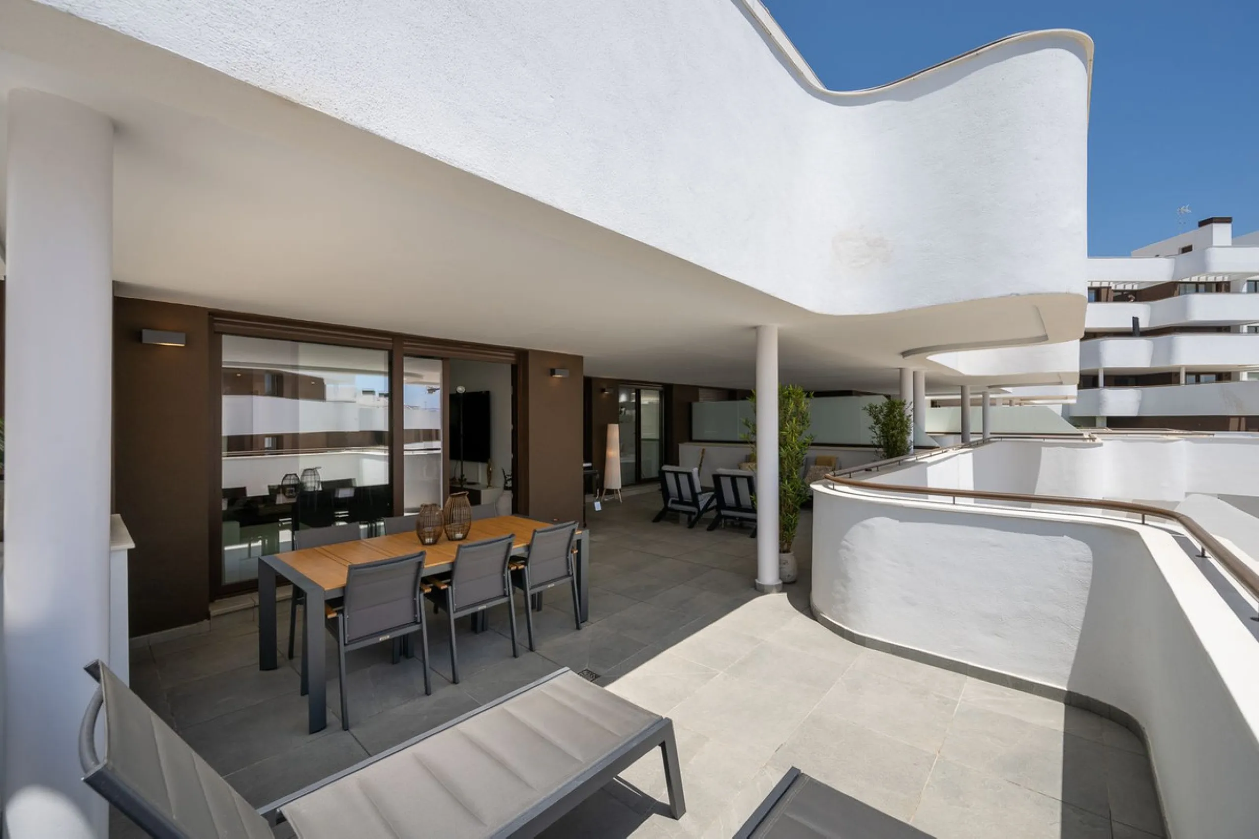 Apartment - Middle Floor Apartment в продаже в Estepona, Málaga. В доме 3 спален и 2 ванных комнат. Площадь дома 137 м²