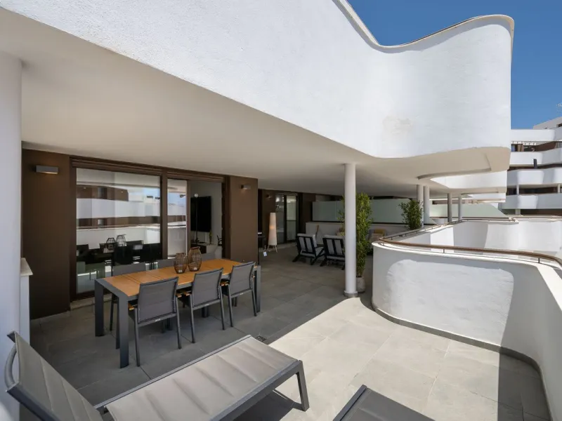 Apartment - Middle Floor Apartment в продаже в Estepona, Málaga. В доме 3 спален и 2 ванных комнат. Площадь дома 137 м²