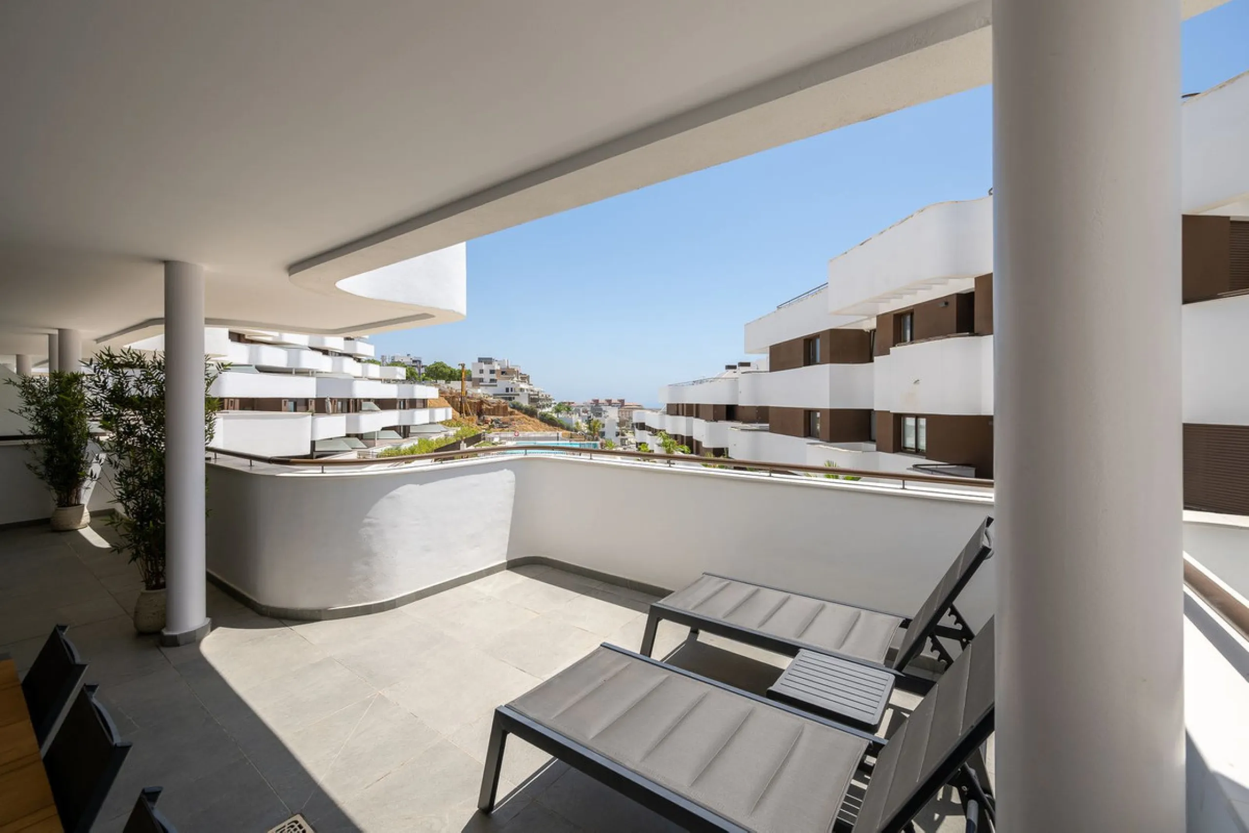 Apartment - Middle Floor Apartment в продаже в Estepona, Málaga. В доме 3 спален и 2 ванных комнат. Площадь дома 137 м²