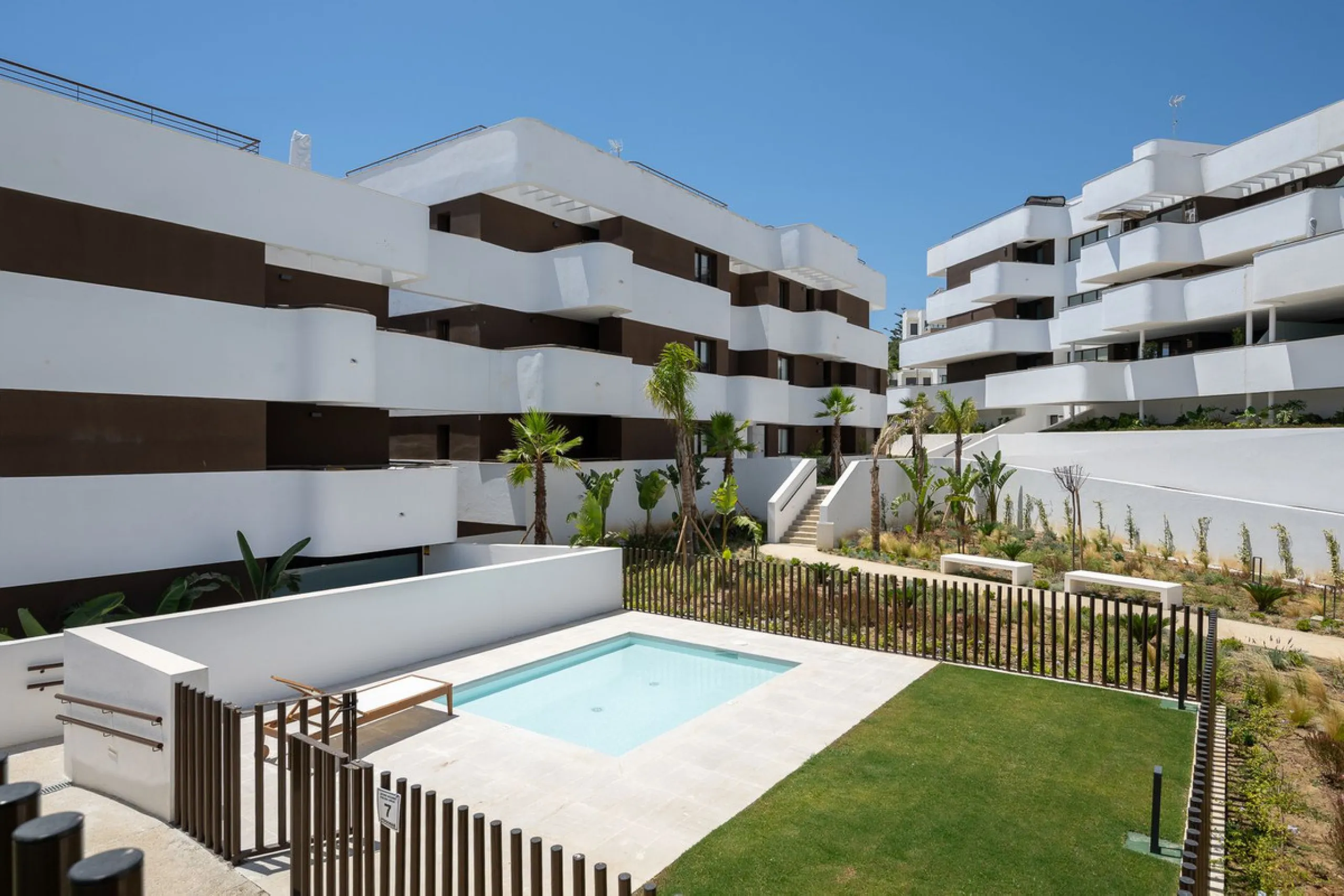 Apartment - Middle Floor Apartment в продаже в Estepona, Málaga. В доме 3 спален и 2 ванных комнат. Площадь дома 137 м²