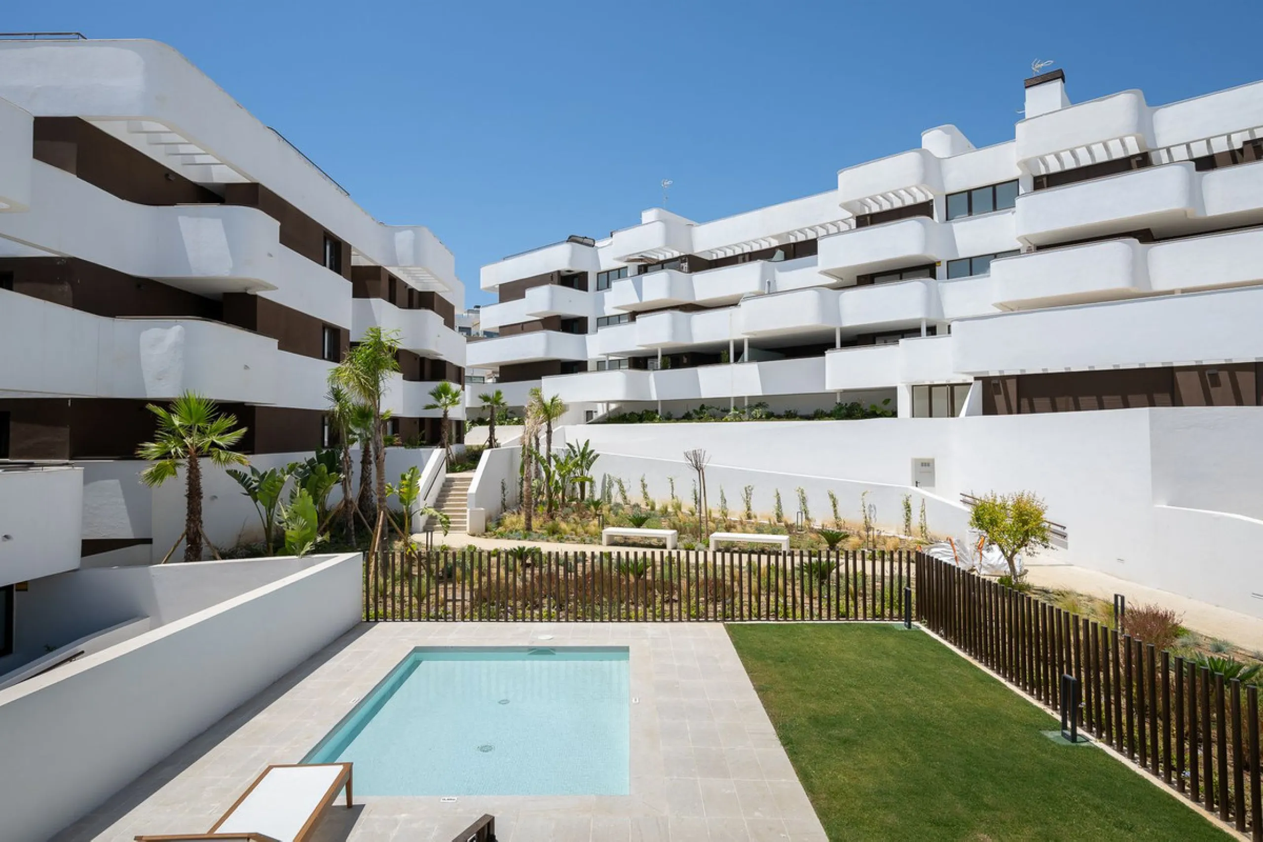 Apartment - Middle Floor Apartment в продаже в Estepona, Málaga. В доме 3 спален и 2 ванных комнат. Площадь дома 137 м²