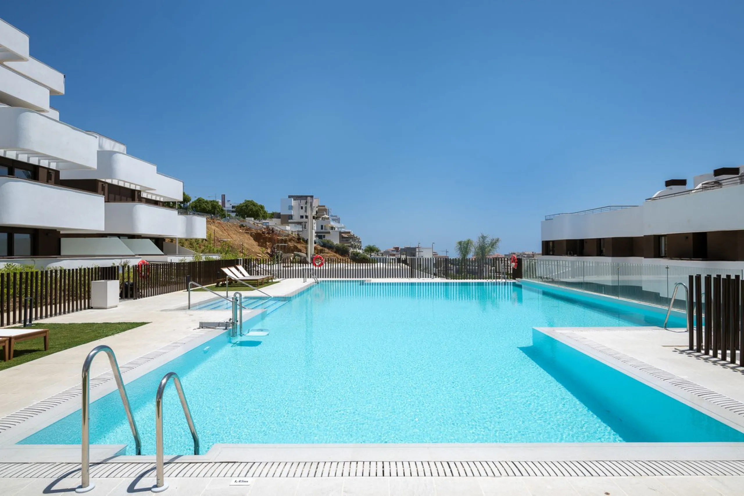 Apartment - Middle Floor Apartment в продаже в Estepona, Málaga. В доме 3 спален и 2 ванных комнат. Площадь дома 137 м²