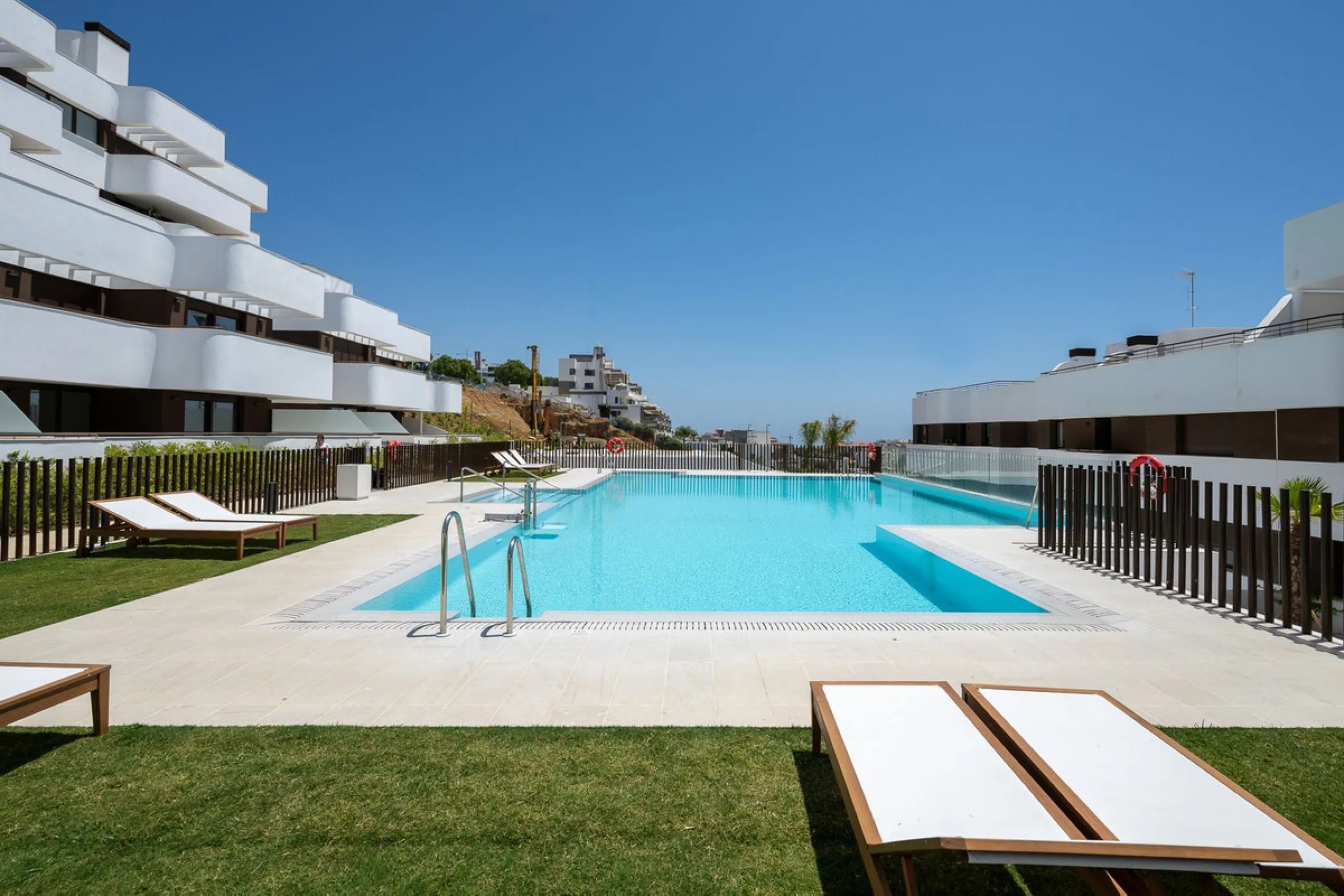 Apartment - Middle Floor Apartment в продаже в Estepona, Málaga. В доме 3 спален и 2 ванных комнат. Площадь дома 137 м²