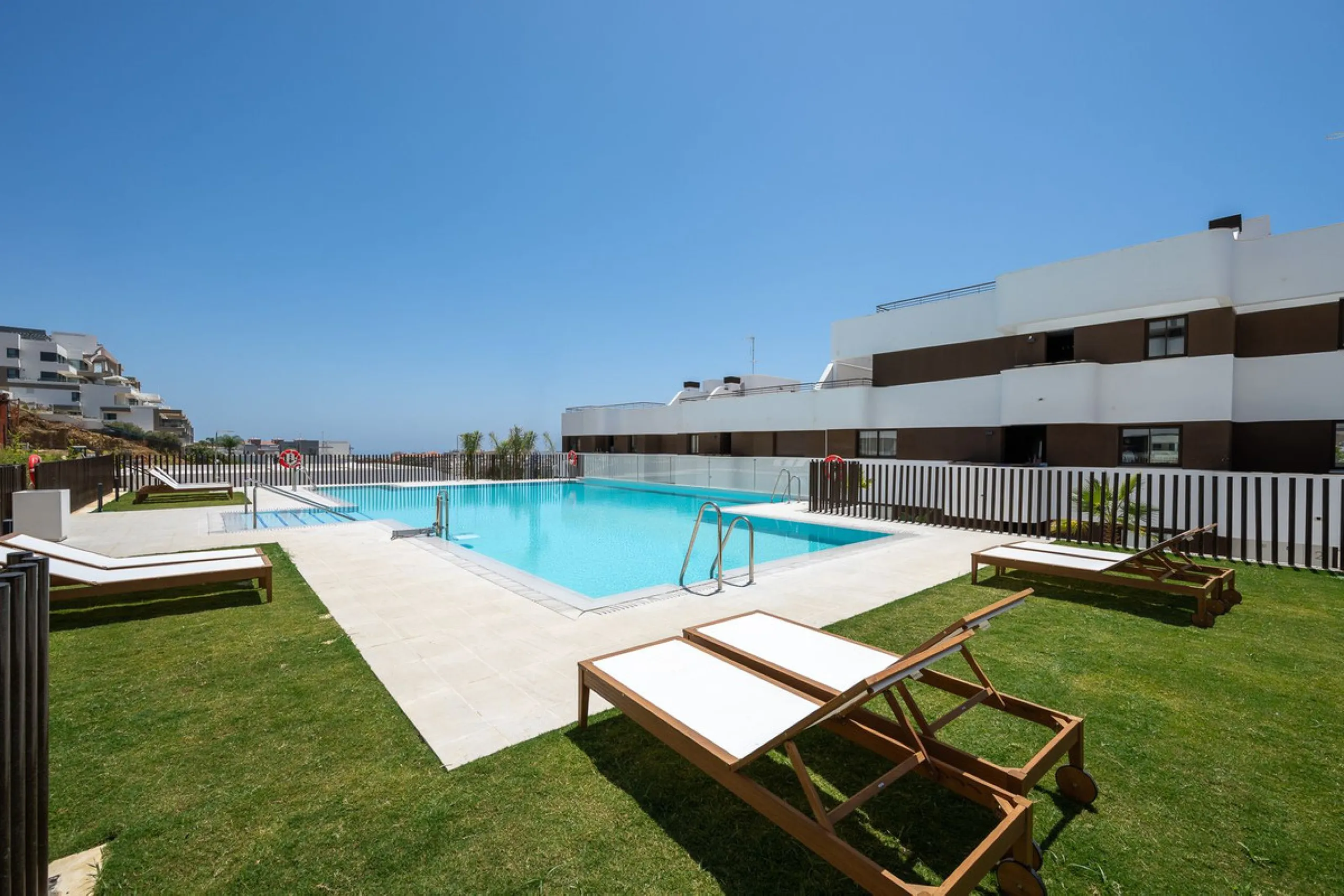 Apartment - Middle Floor Apartment в продаже в Estepona, Málaga. В доме 3 спален и 2 ванных комнат. Площадь дома 137 м²