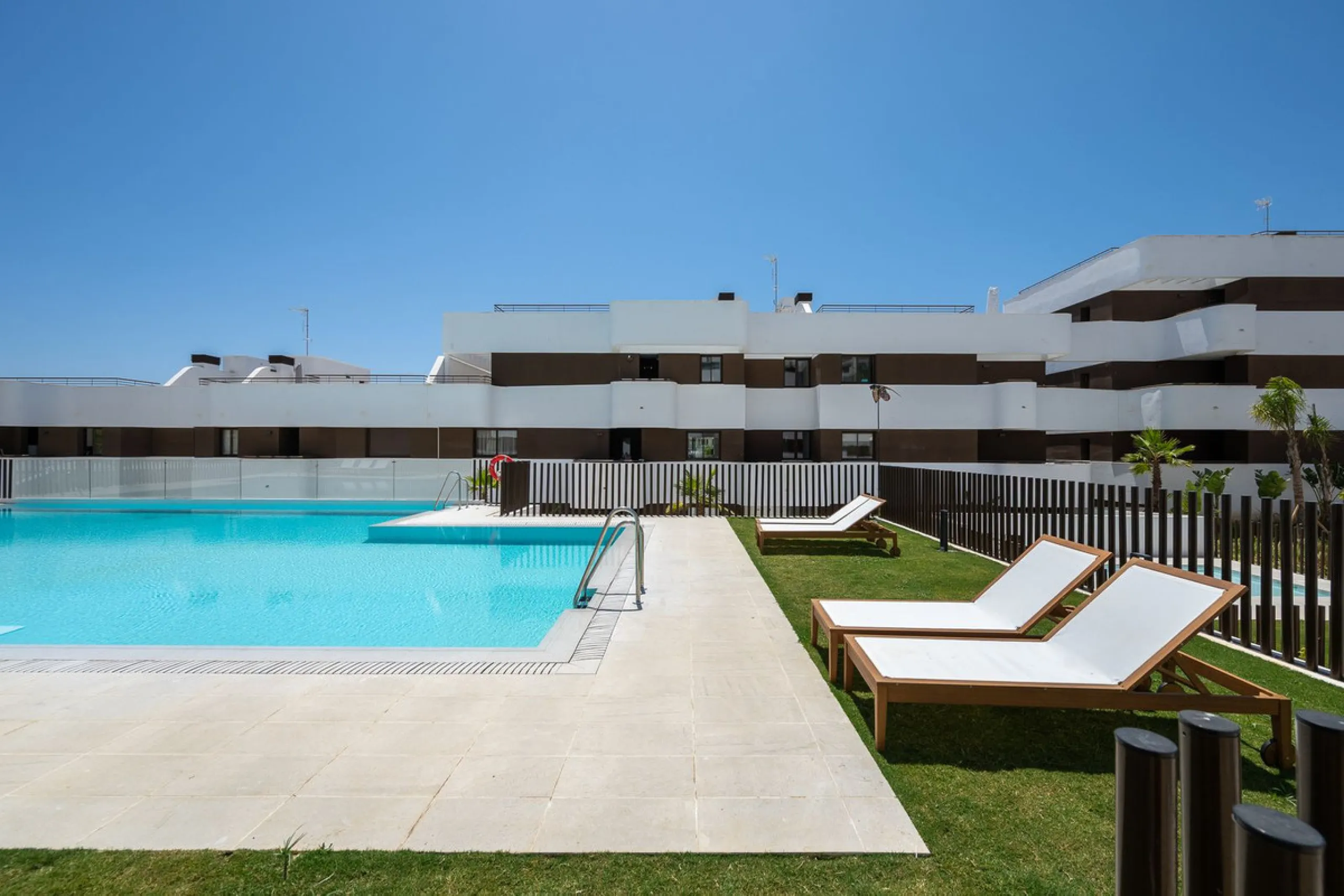 Apartment - Middle Floor Apartment в продаже в Estepona, Málaga. В доме 3 спален и 2 ванных комнат. Площадь дома 137 м²