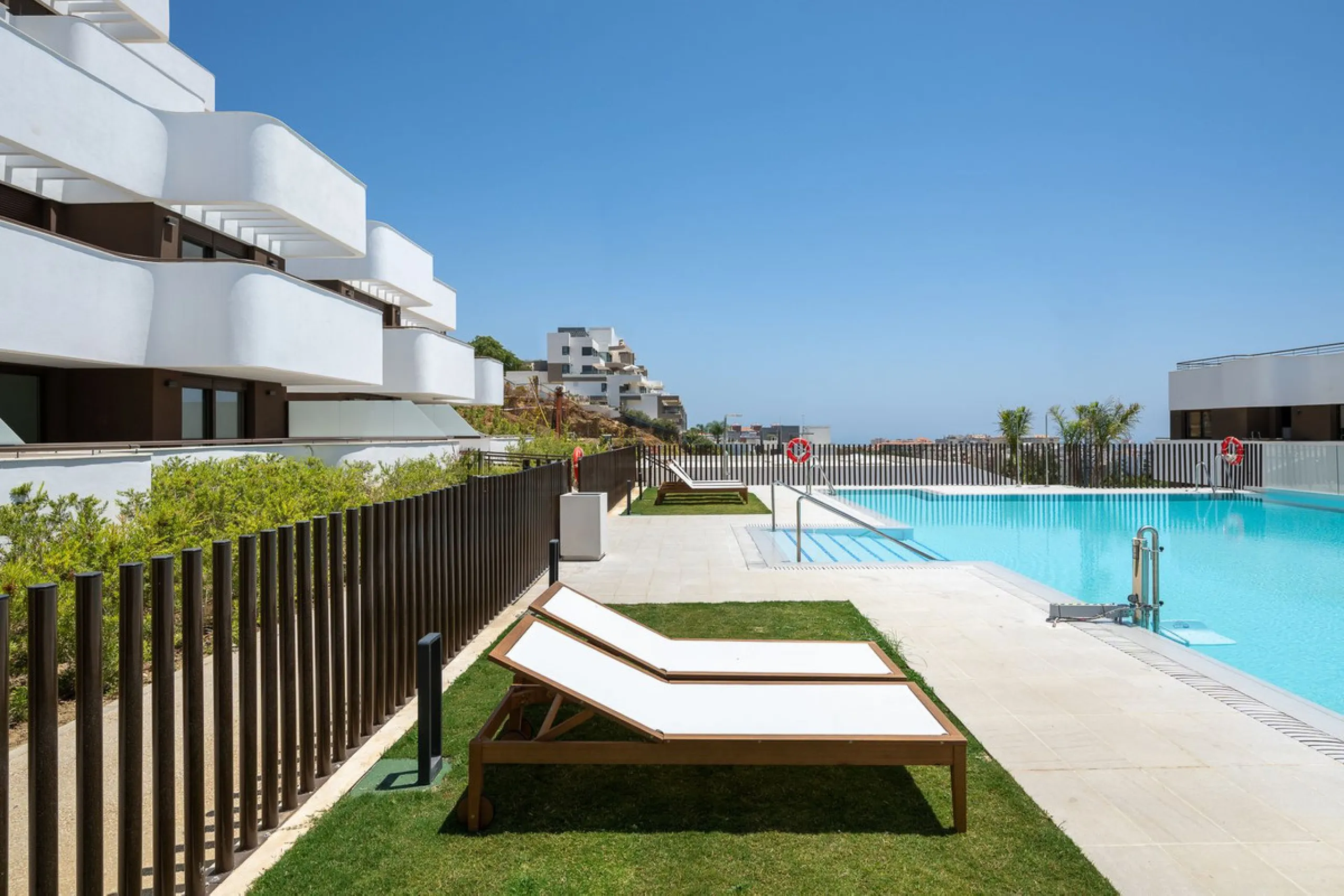 Apartment - Middle Floor Apartment в продаже в Estepona, Málaga. В доме 3 спален и 2 ванных комнат. Площадь дома 137 м²