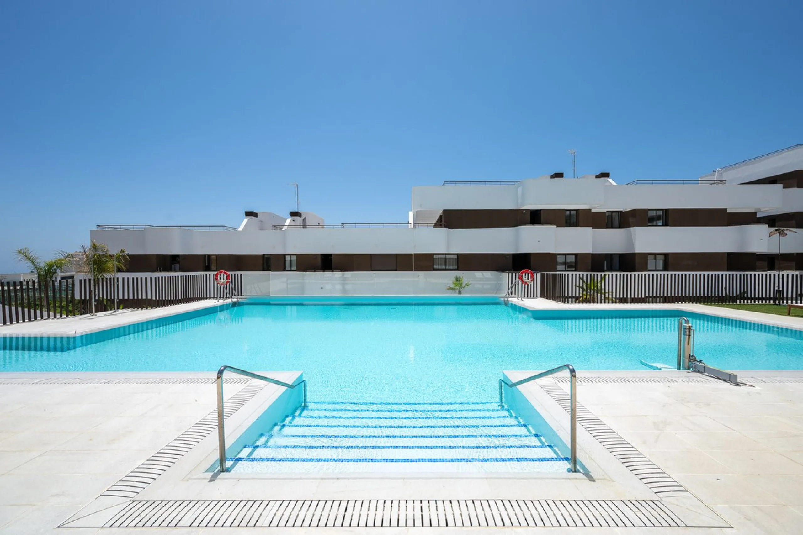 Apartment - Middle Floor Apartment в продаже в Estepona, Málaga. В доме 3 спален и 2 ванных комнат. Площадь дома 137 м²