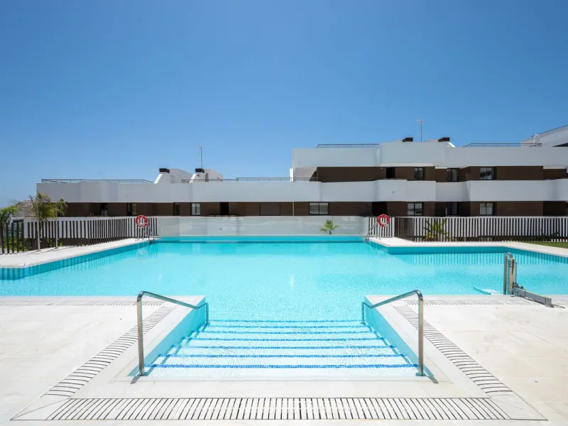 Apartment - Middle Floor Apartment в продаже в Estepona, Málaga. В доме 3 спален и 2 ванных комнат. Площадь дома 137 м²
