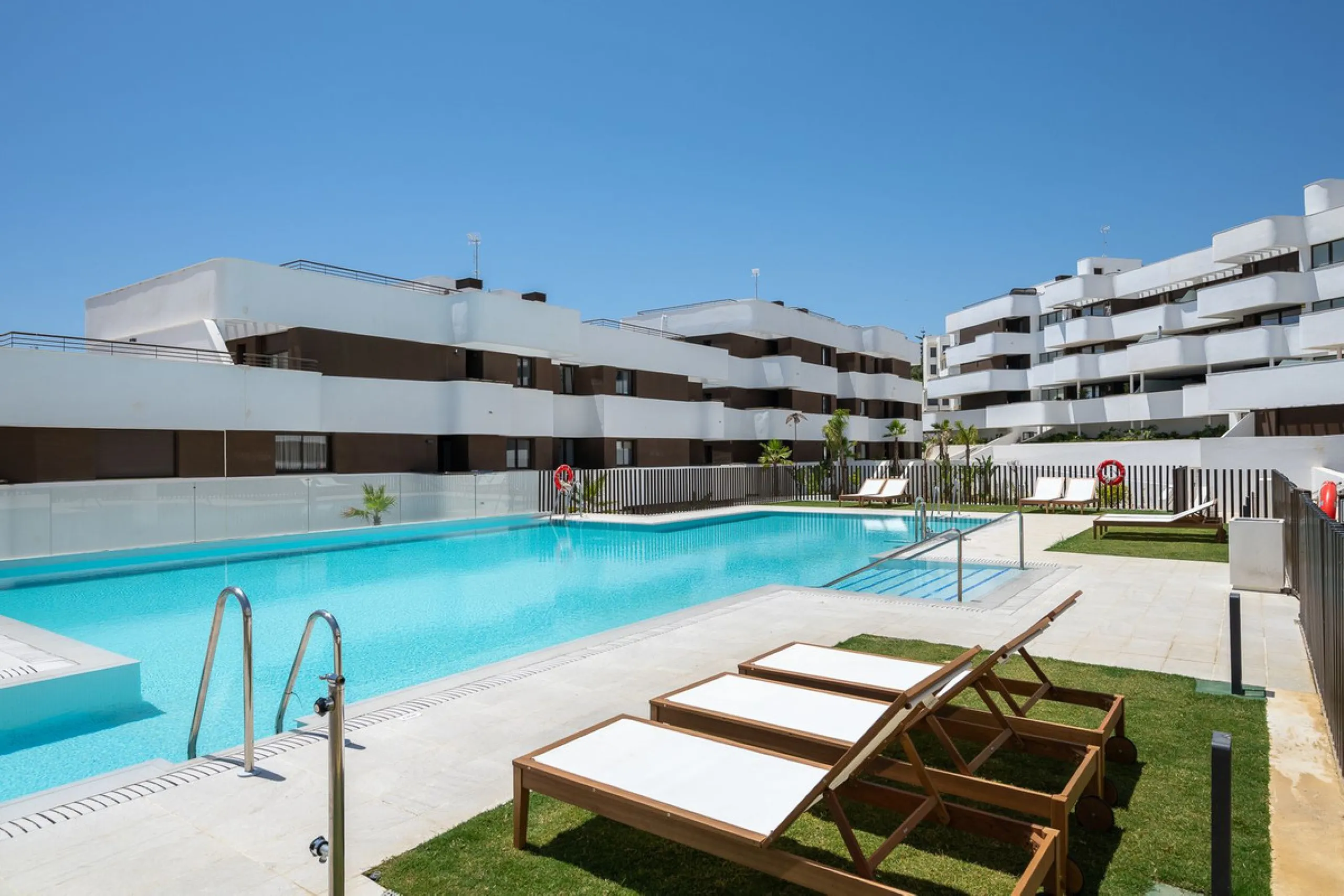 Apartment - Middle Floor Apartment в продаже в Estepona, Málaga. В доме 3 спален и 2 ванных комнат. Площадь дома 137 м²