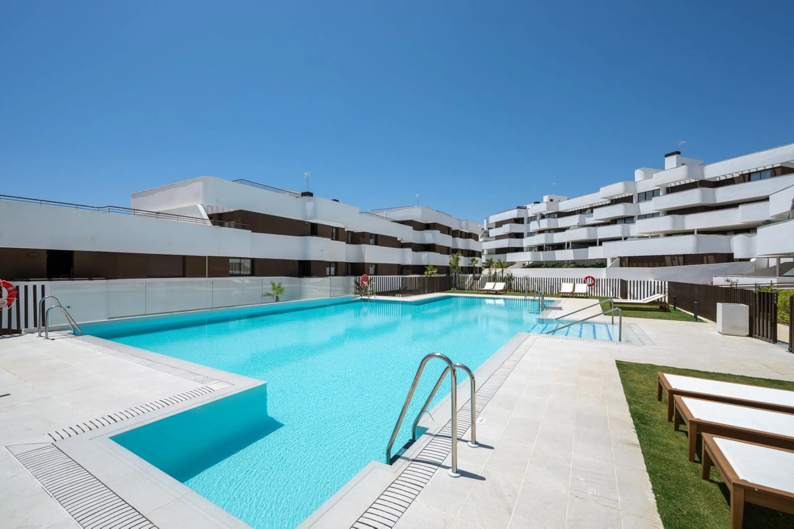 Apartment - Middle Floor Apartment в продаже в Estepona, Málaga. В доме 3 спален и 2 ванных комнат. Площадь дома 137 м²