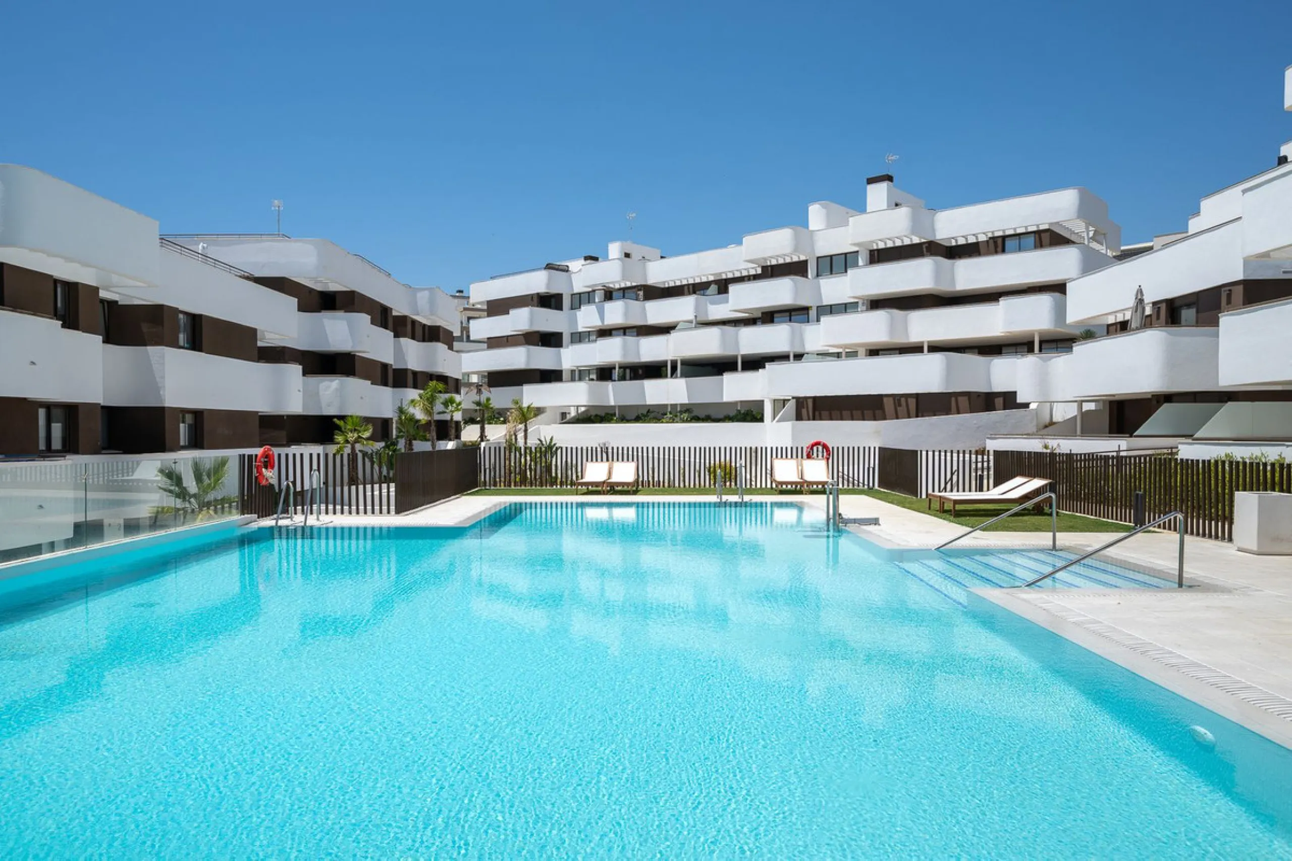 Apartment - Middle Floor Apartment в продаже в Estepona, Málaga. В доме 3 спален и 2 ванных комнат. Площадь дома 137 м²