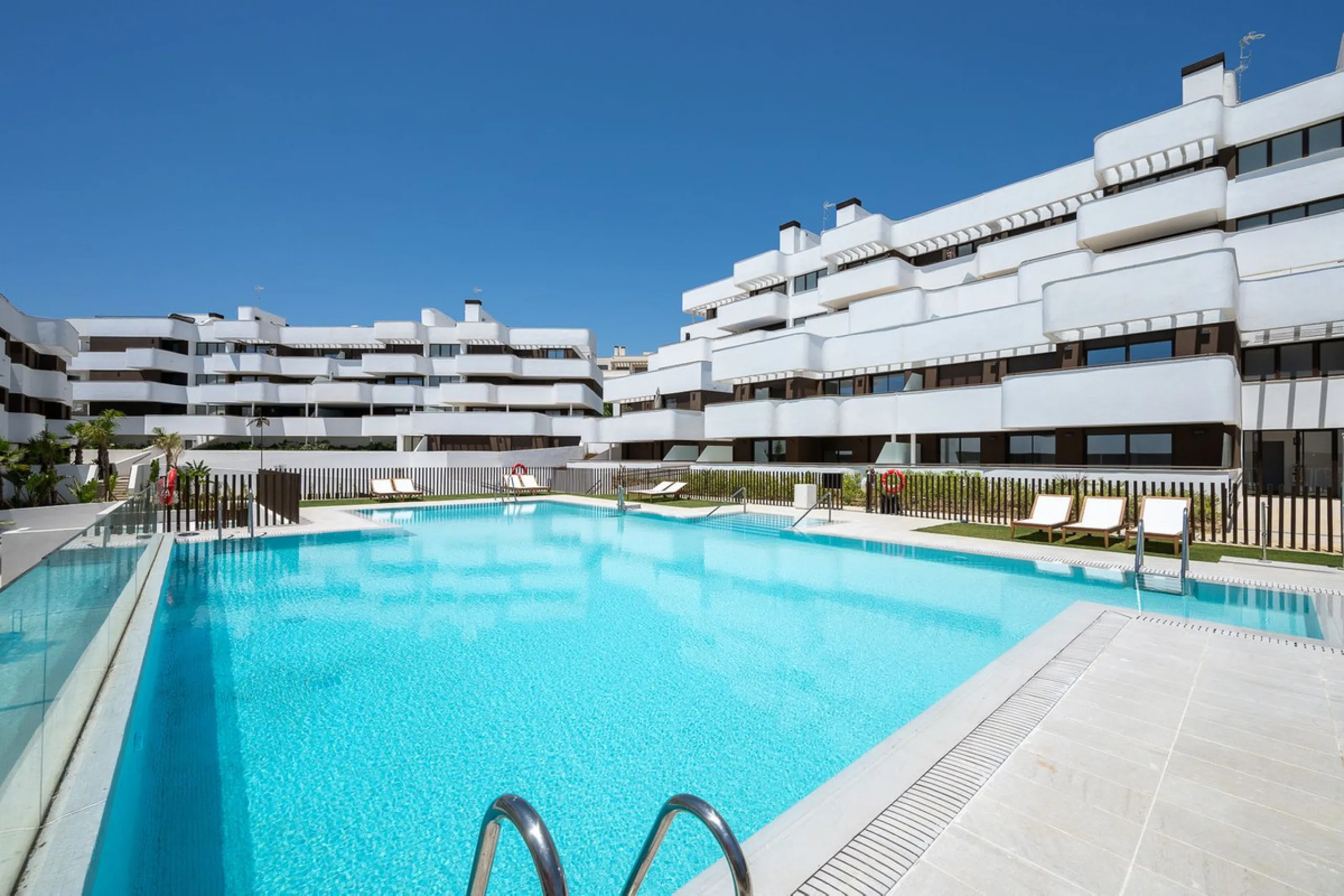 Apartment - Middle Floor Apartment в продаже в Estepona, Málaga. В доме 3 спален и 2 ванных комнат. Площадь дома 137 м²