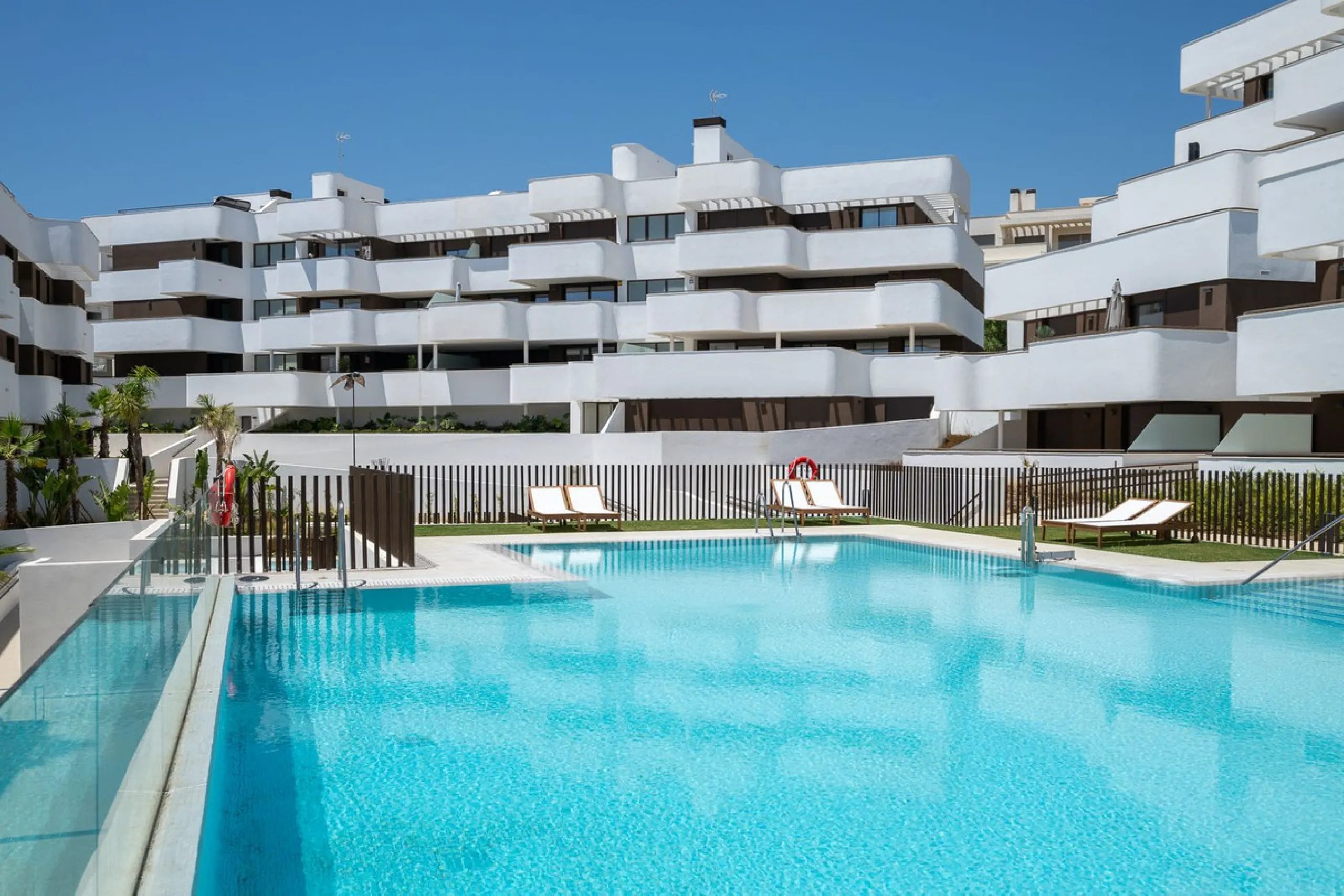 Apartment - Middle Floor Apartment в продаже в Estepona, Málaga. В доме 3 спален и 2 ванных комнат. Площадь дома 137 м²