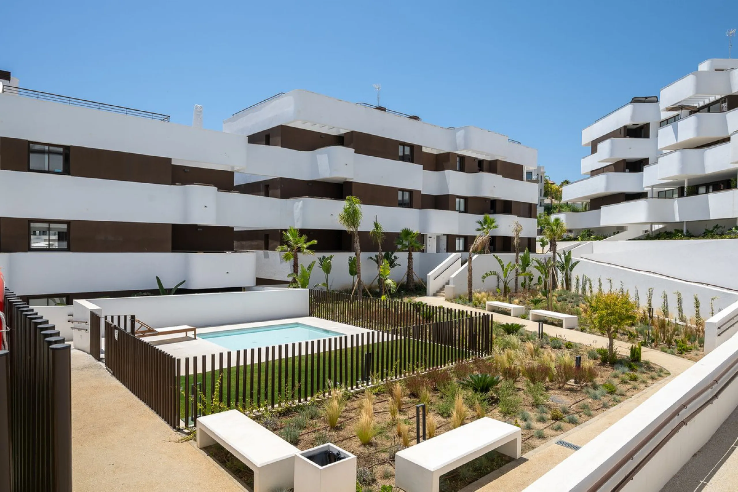 Apartment - Middle Floor Apartment в продаже в Estepona, Málaga. В доме 3 спален и 2 ванных комнат. Площадь дома 137 м²
